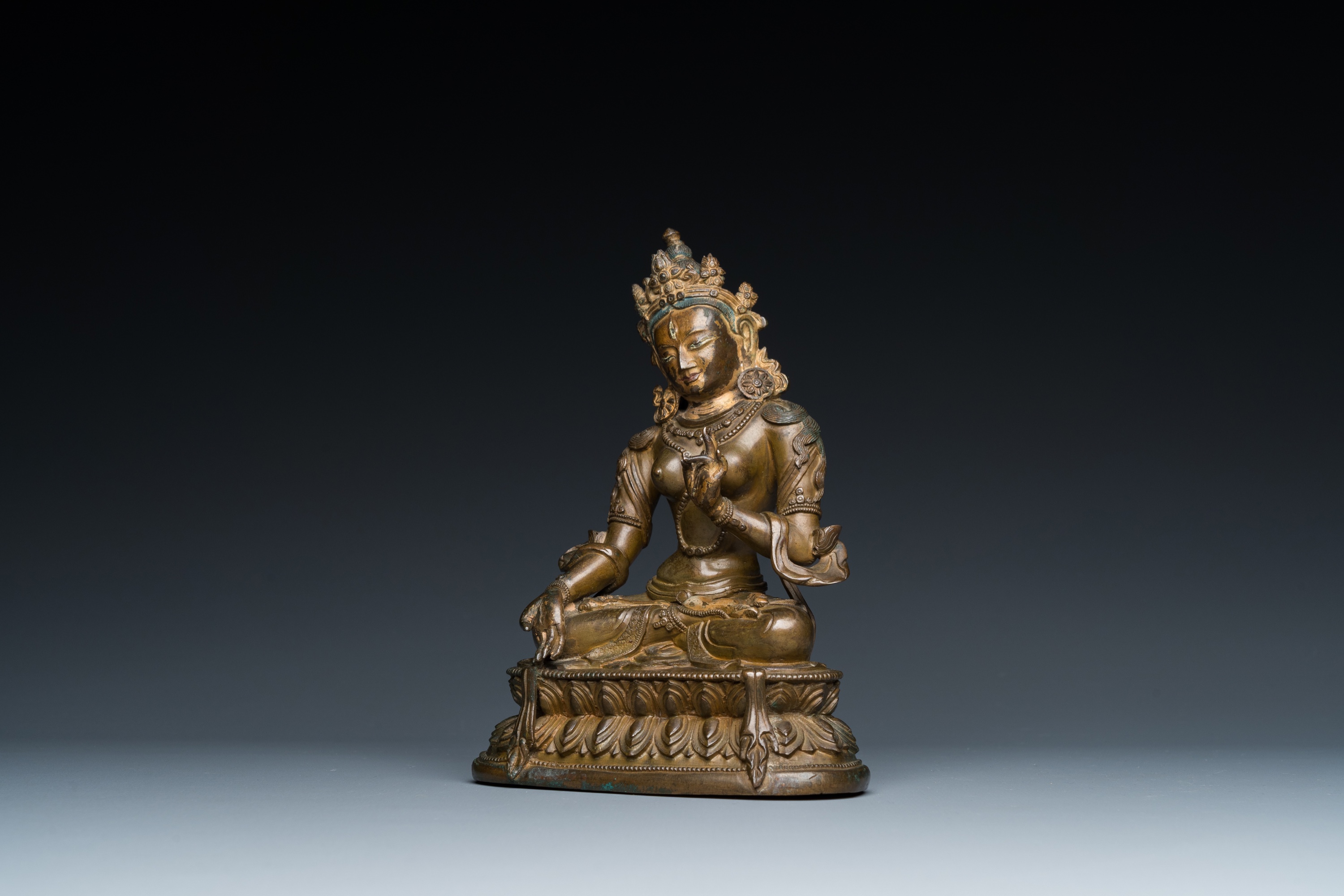 A Sino-Tibetan gilt bronze Tara, 17/18th C. - Image 9 of 25