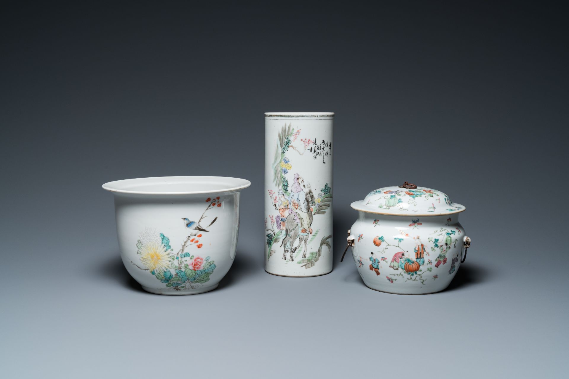 A Chinese qianjiang cai hat stand, a jardinire and a famille rose bowl and cover, 19/20th C.