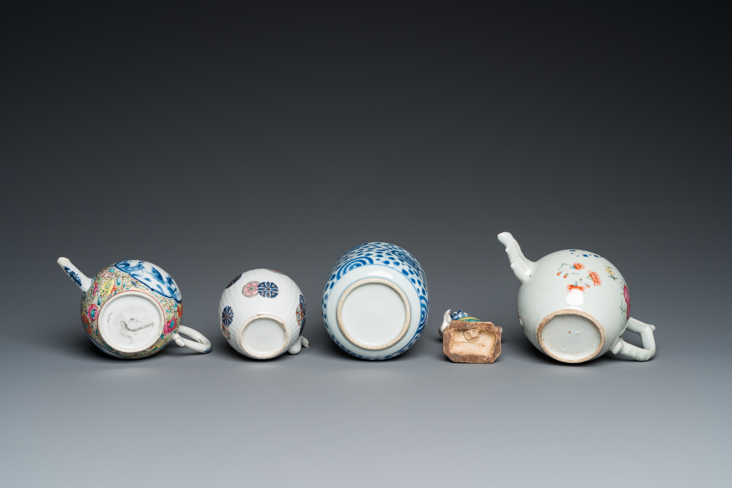 Six Chinese blue and white and famille rose porcelain wares, Kangxi and later - Image 9 of 11