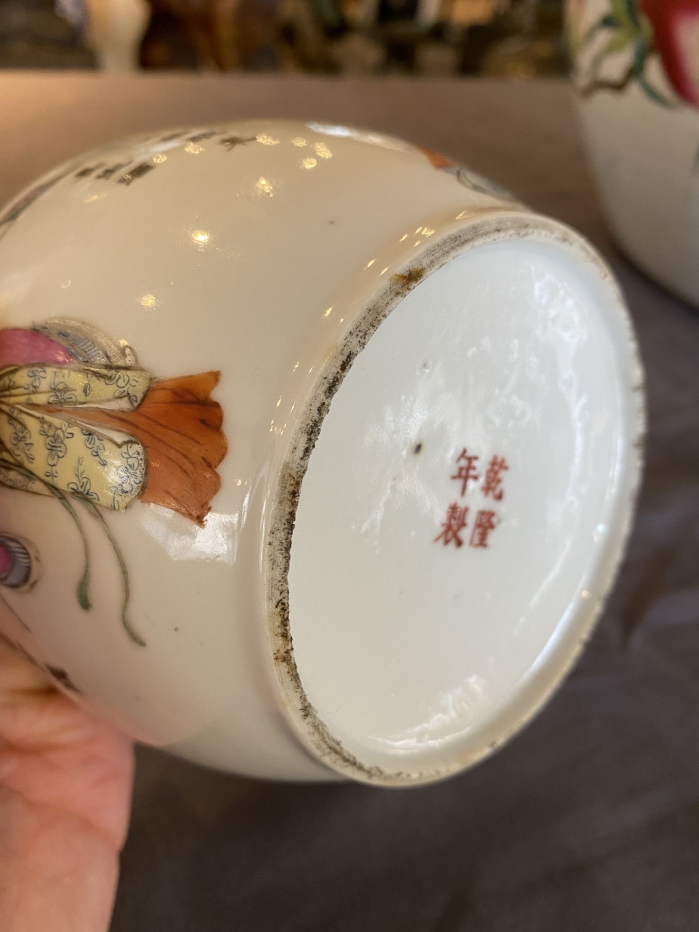 A Chinese famille rose 'Wu Shuang Pu' bowl and cover, Qianlong mark, Republic - Bild 17 aus 18