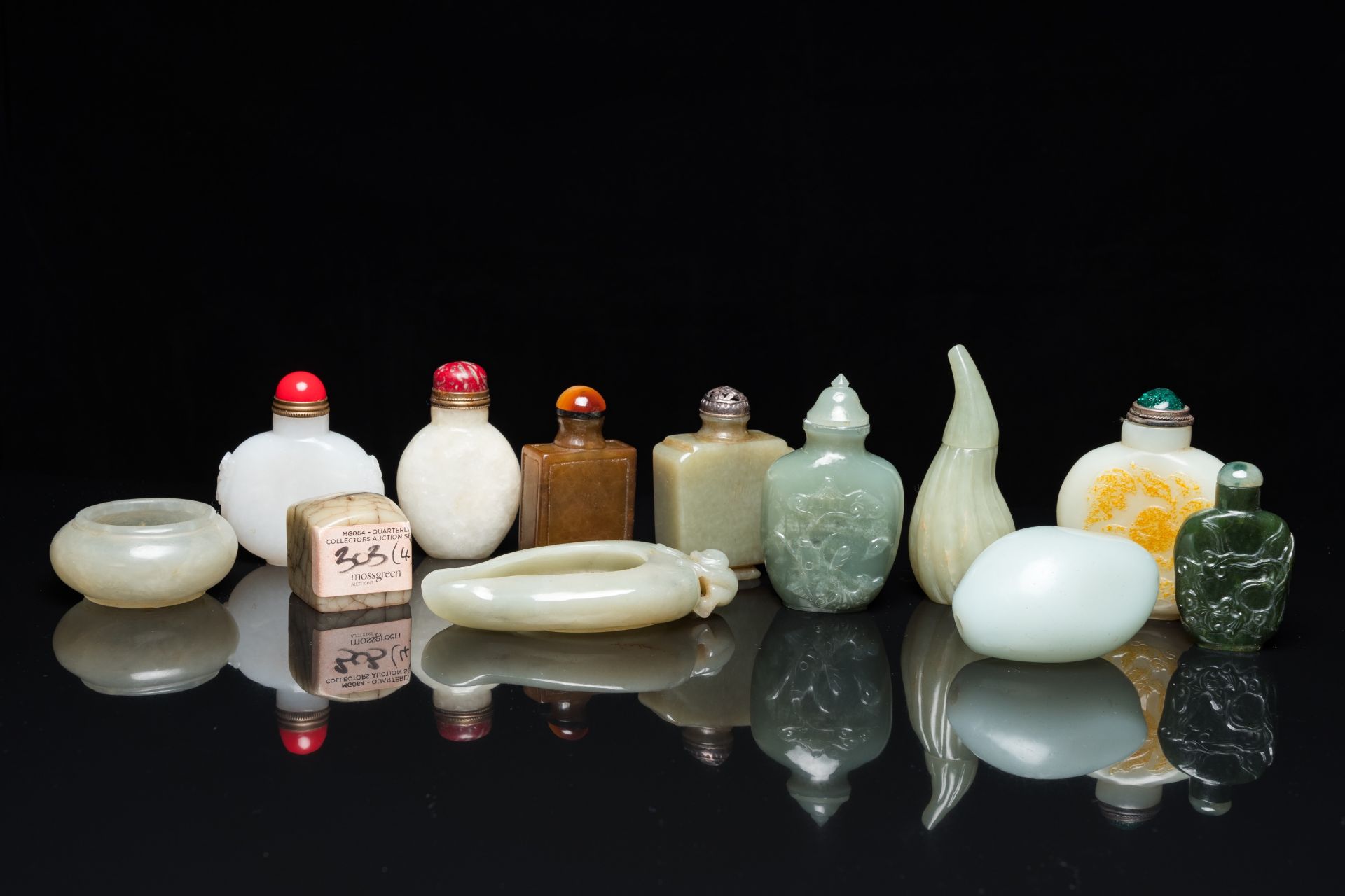 Nine Chinese jade snuff bottles, two brush washers and a seal, Qing and Republic - Image 2 of 8