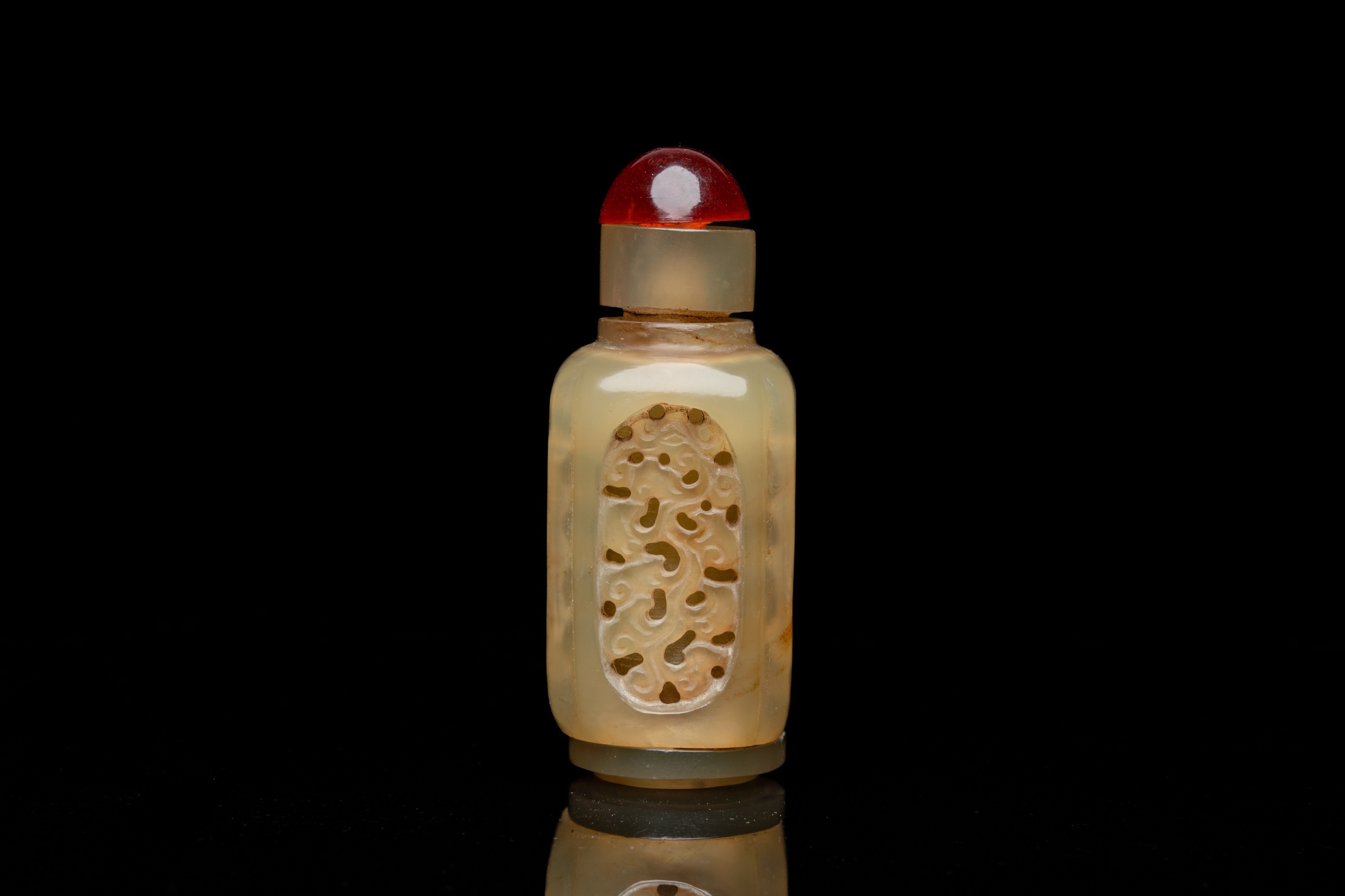 A Chinese reticulated and movable celadon jade snuff bottle, Qing - Image 4 of 11
