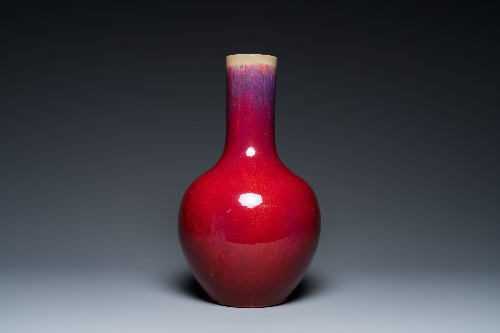 A Chinese flambŽ-glazed bottle vase, 19th C. - Bild 2 aus 19