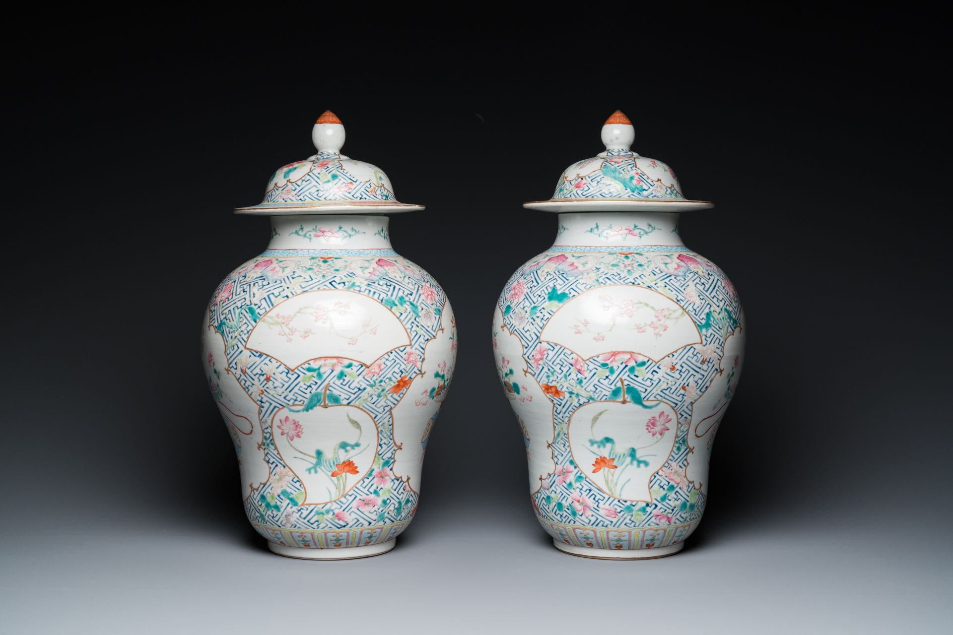A pair of fine Chinese famille rose vases and covers, Qianlong mark, 19th C. - Bild 2 aus 45