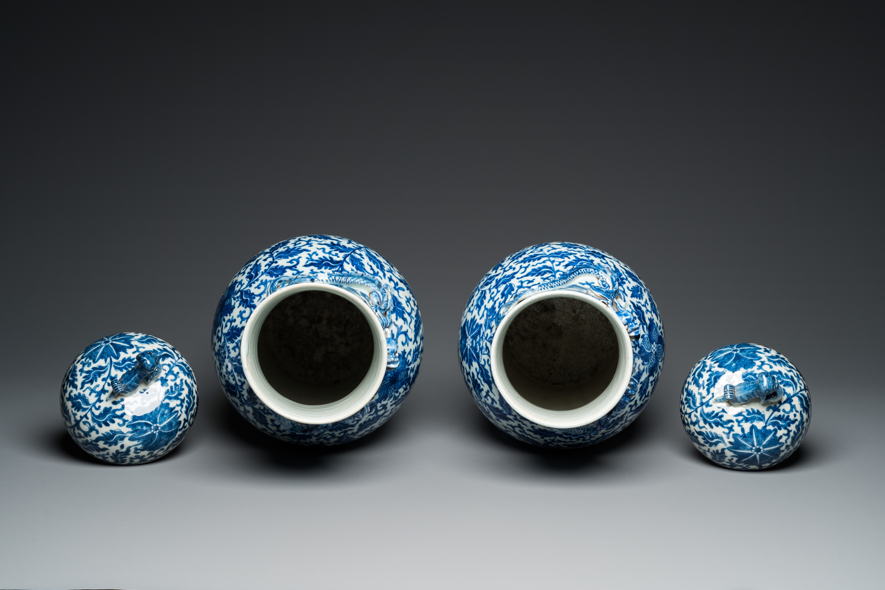 A pair of Chinese blue and white covered vases with floral sprigs, 19th C. - Image 5 of 6