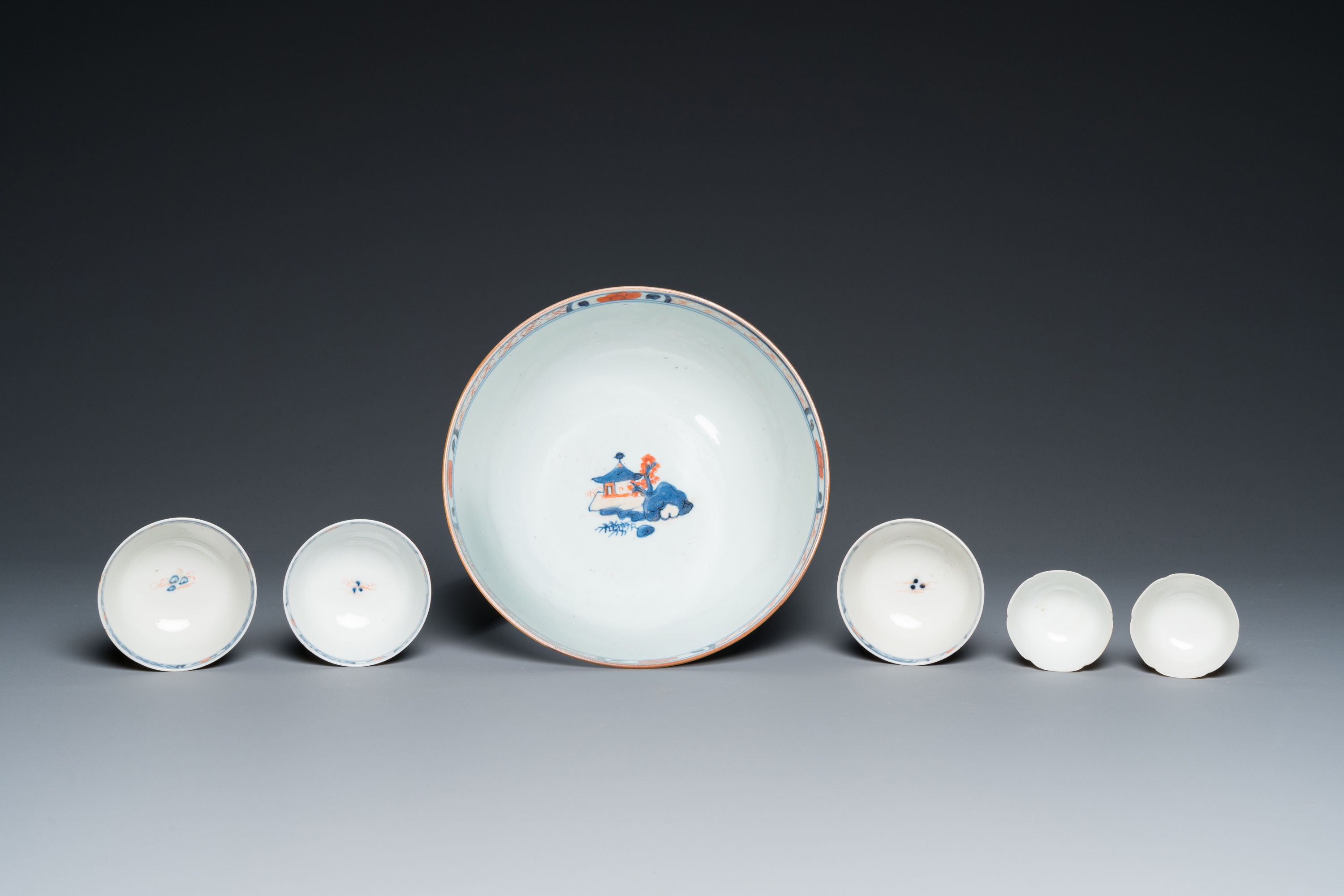 An extensive collection of mostly blue and white Chinese porcelain, Kangxi and later - Image 16 of 17