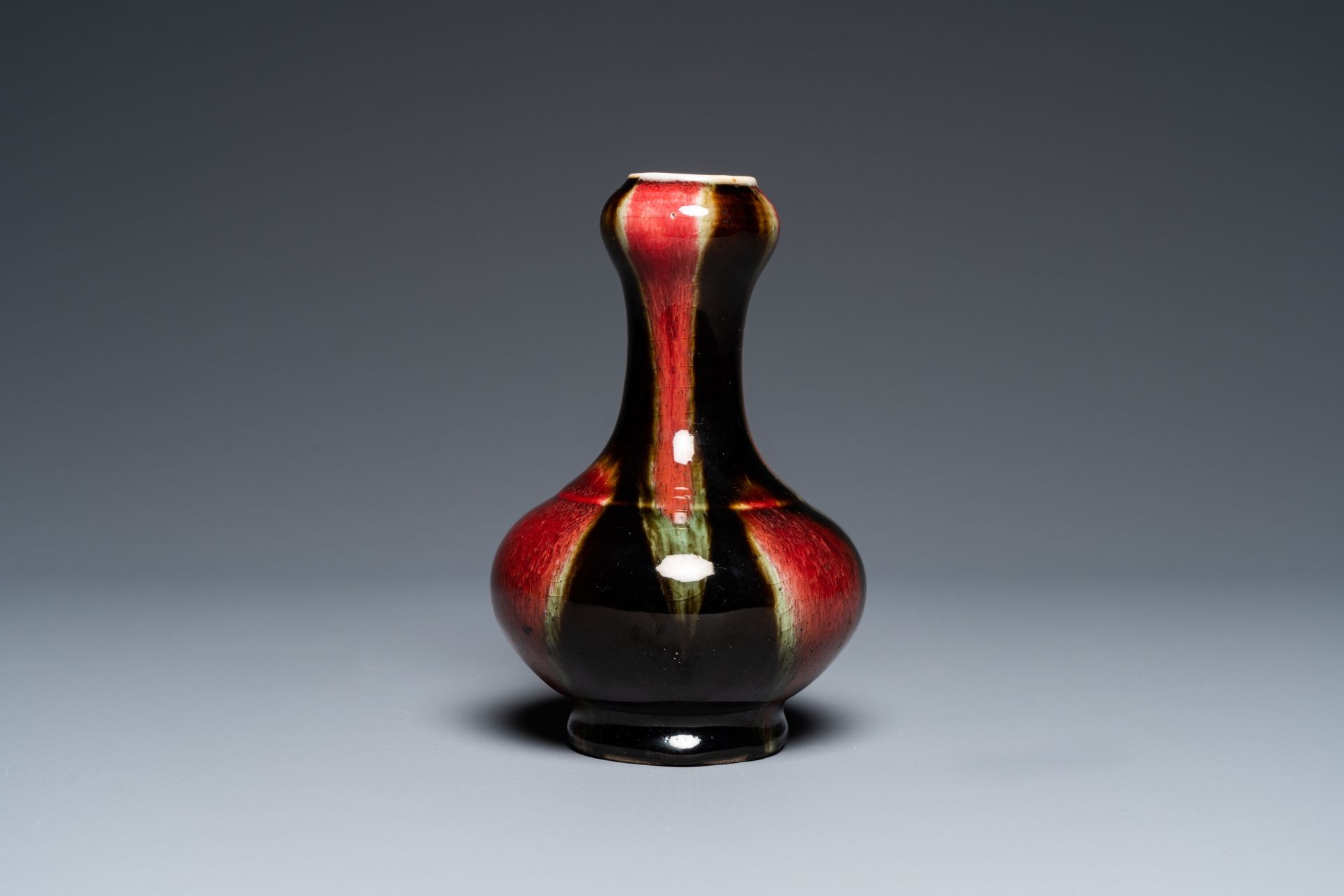 A Chinese flambŽ-glazed garlic head vase, 19th C. - Bild 2 aus 18