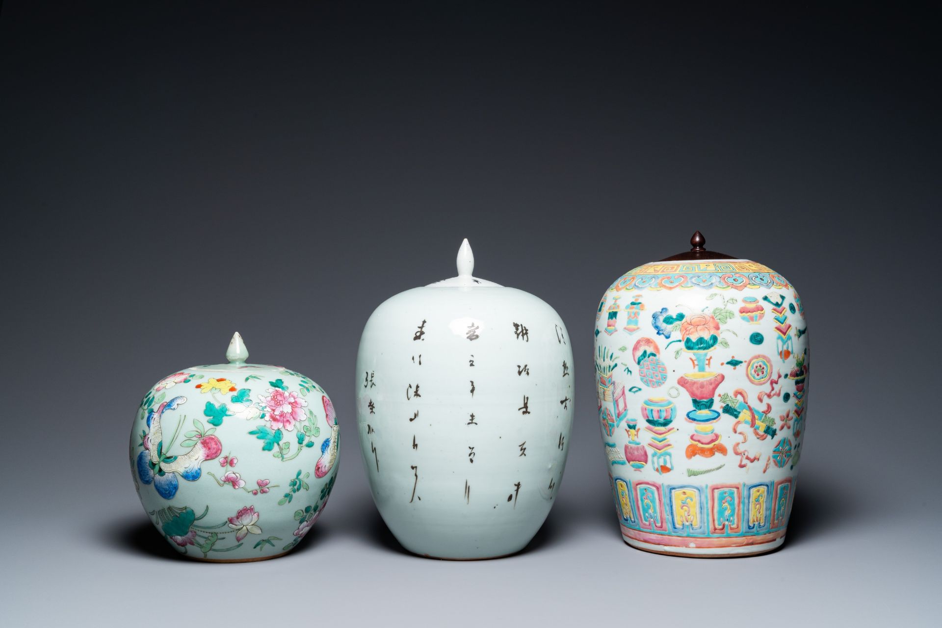 Three Chinese famille rose vases, two famille verte vases and a dish, 19/20th C. - Bild 6 aus 57