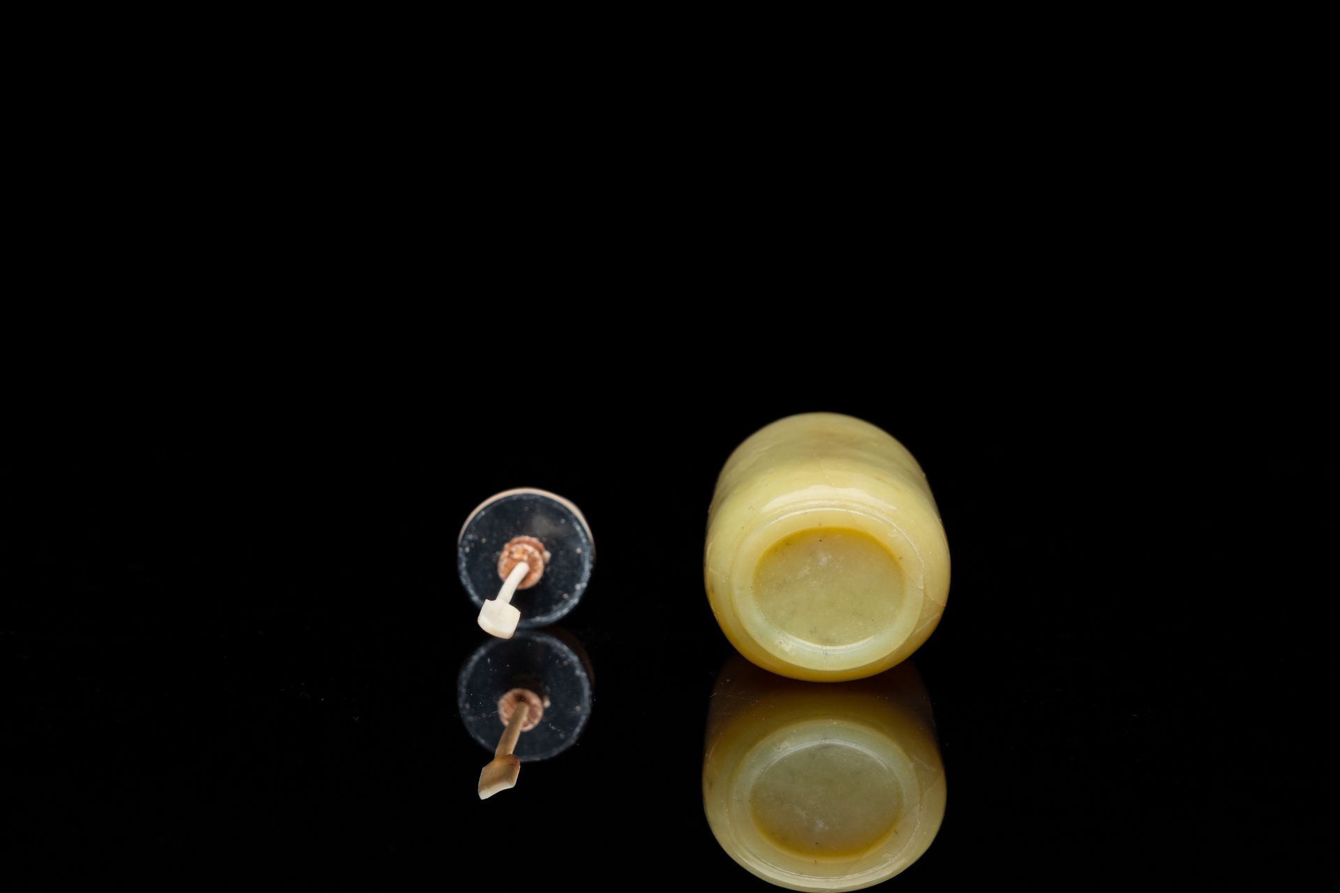 A Chinese yellow jade snuff bottle, Qing - Image 6 of 13
