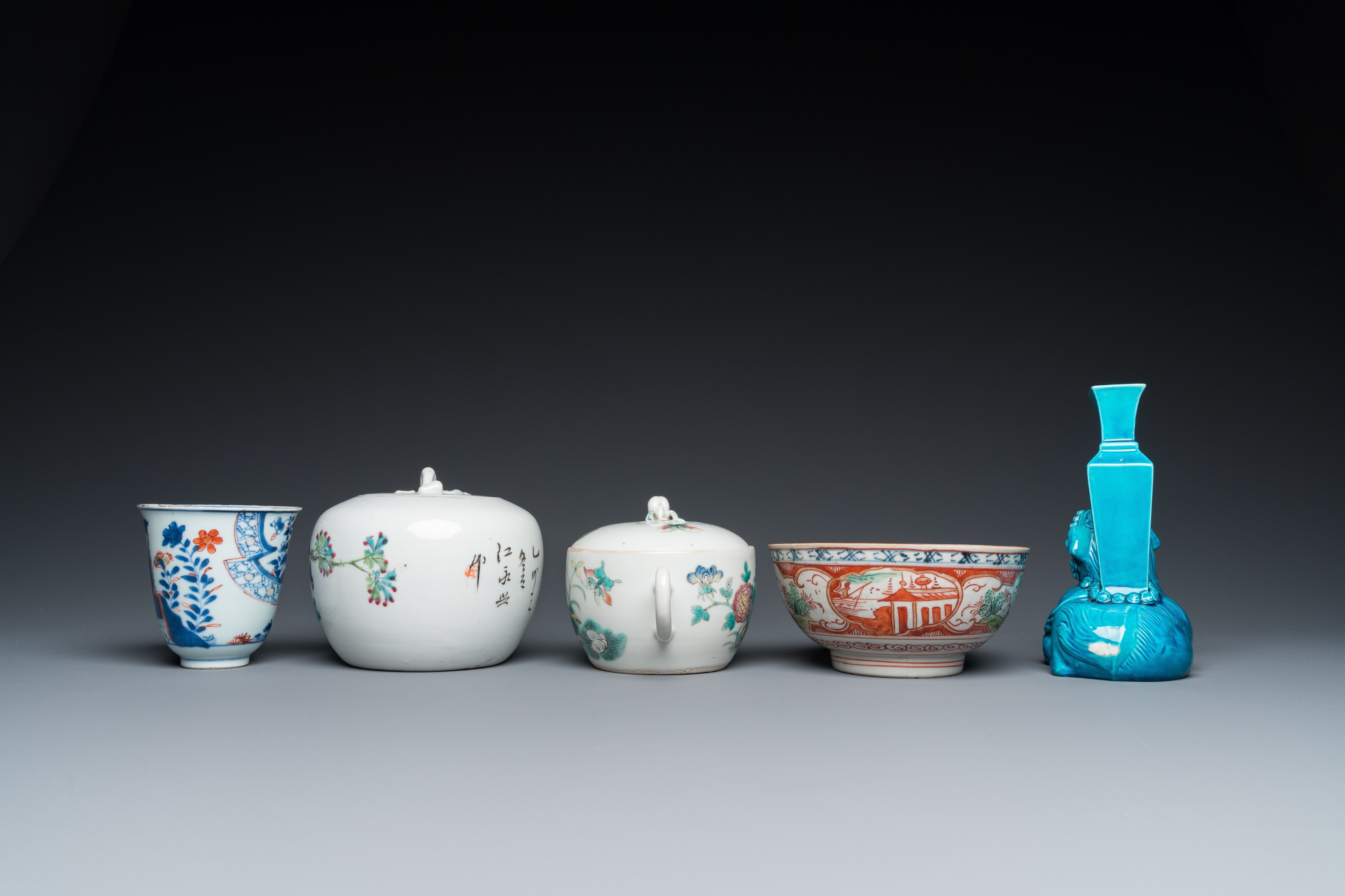 A varied collection of Chinese famille rose and monochrome wares, 18/20th C. - Image 13 of 15