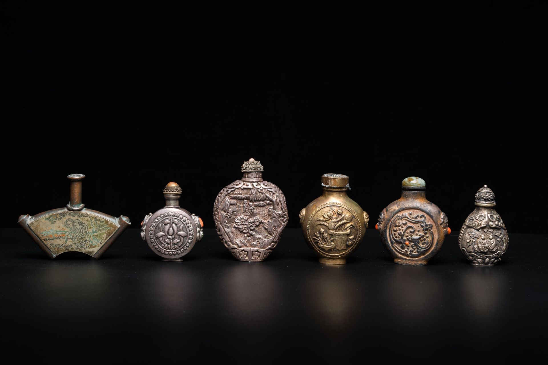 Eleven Chinese Canton enamel, cloisonnŽ, silver and other metal snuff bottles, 19/20th C. - Image 8 of 13