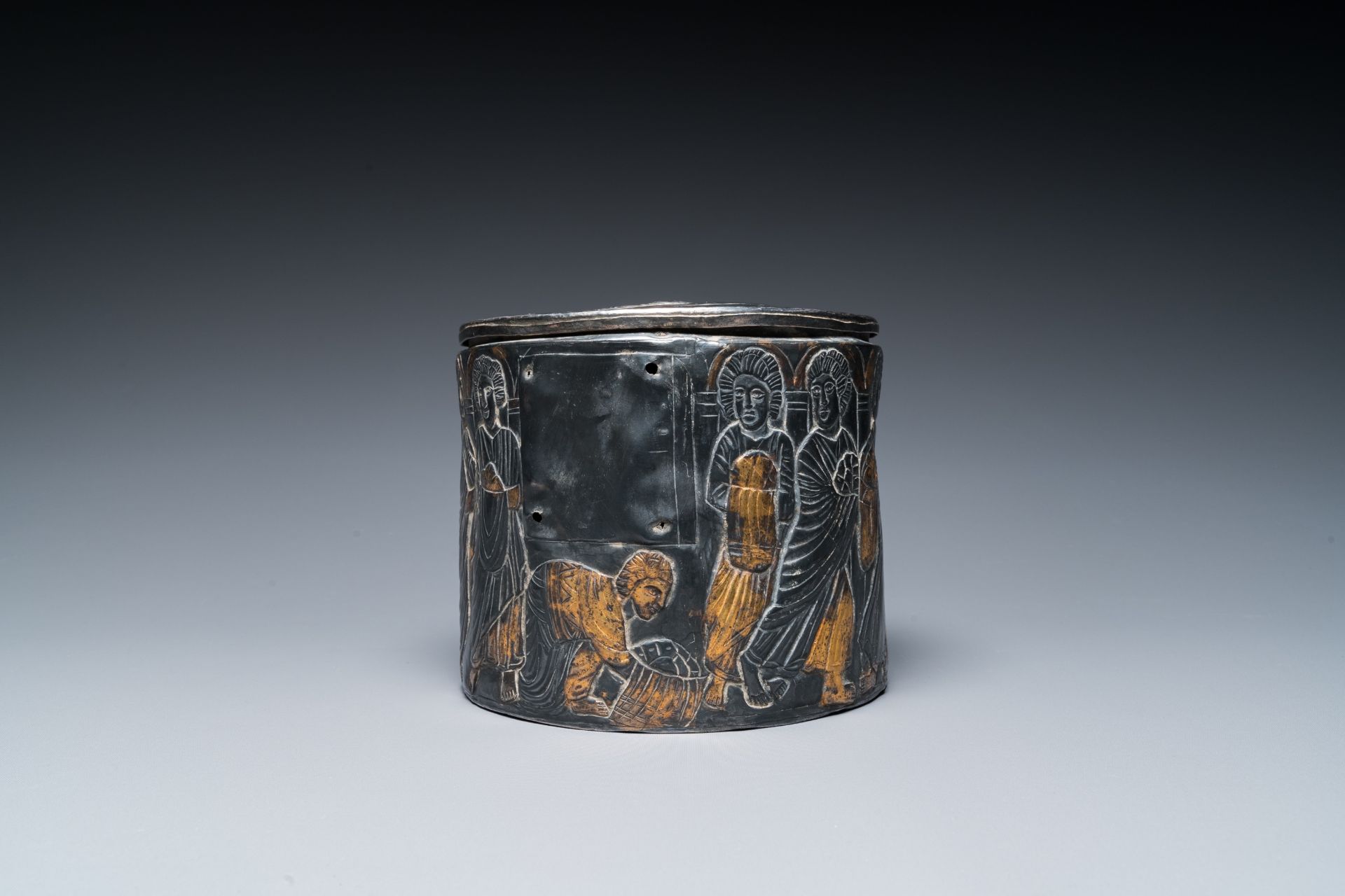 A probably Byzantine parcel-gilt silver pyxis, possibly Italy, 14th C. or later - Image 4 of 7
