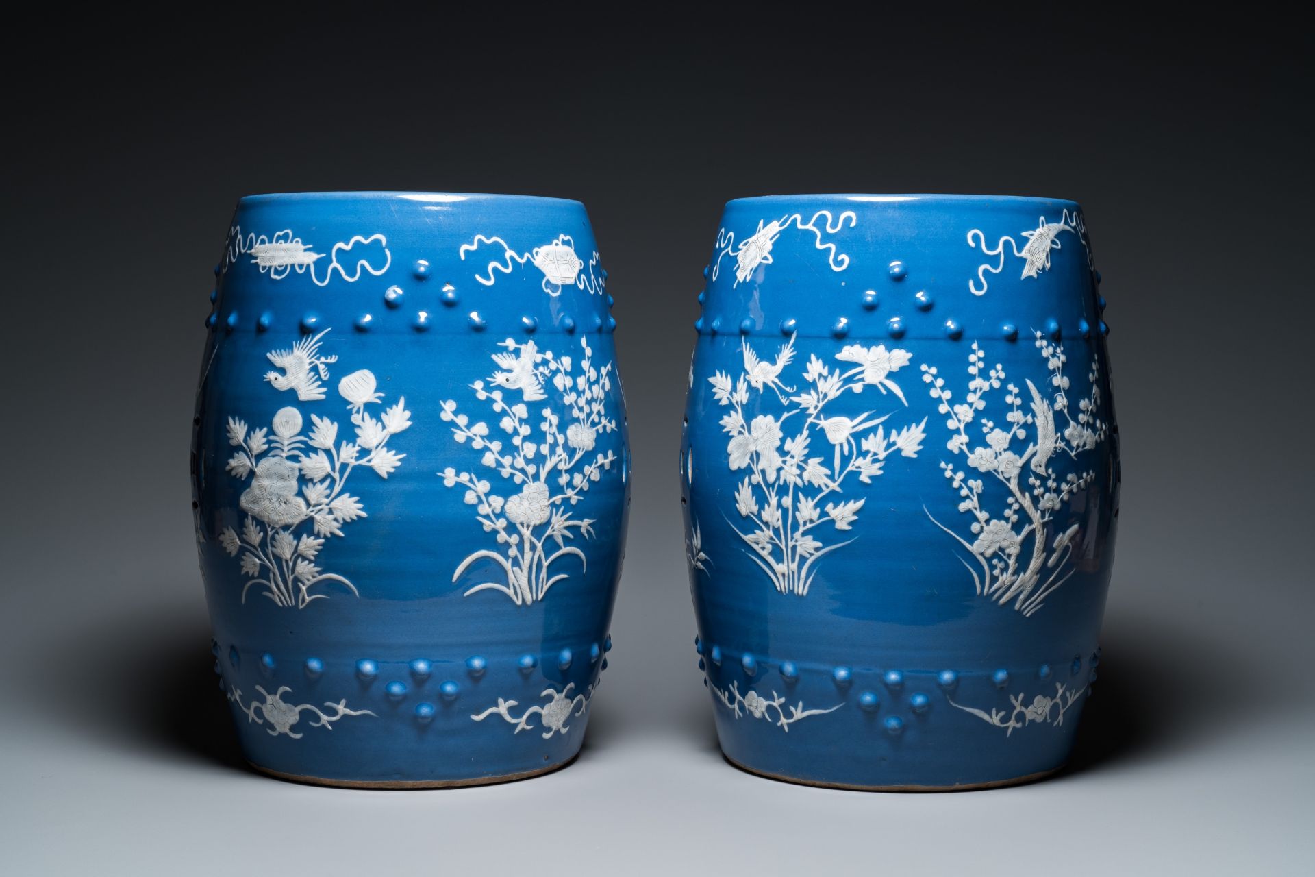 A pair of Chinese white slip-decorated blue-ground garden seats, 19th C. - Bild 3 aus 7