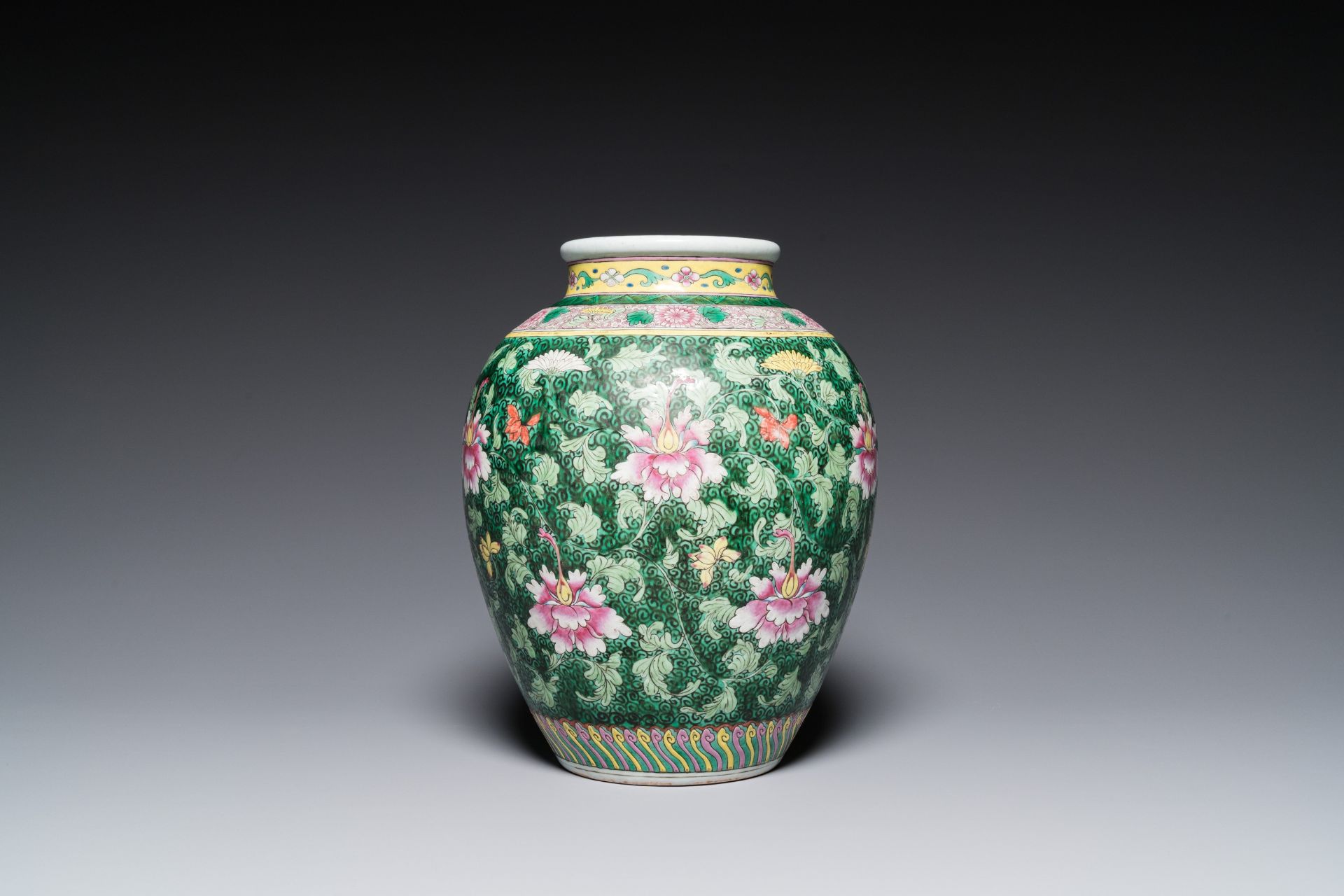 A Chinese famille rose vase with floral sprigs, 19/20th C. - Image 4 of 6