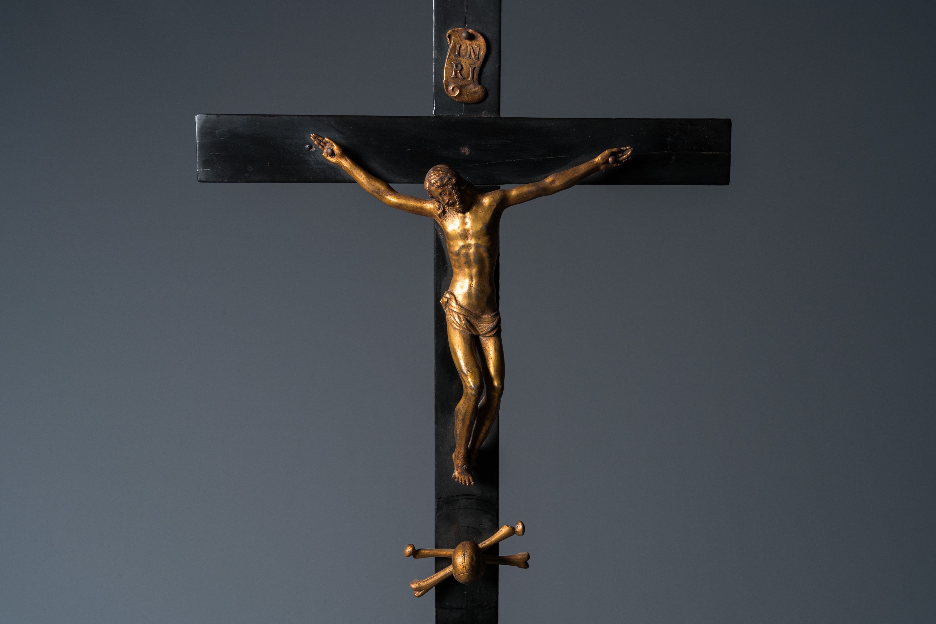 An ebonised wooden reliquary crucifix with gilt bronze corpus, Germany or Italy, 17/18th C. - Image 8 of 8