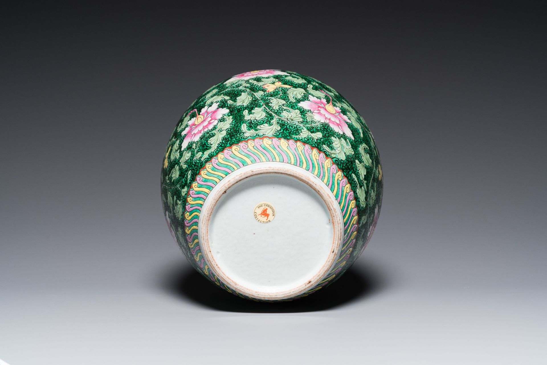 A Chinese famille rose vase with floral sprigs, 19/20th C. - Image 5 of 6