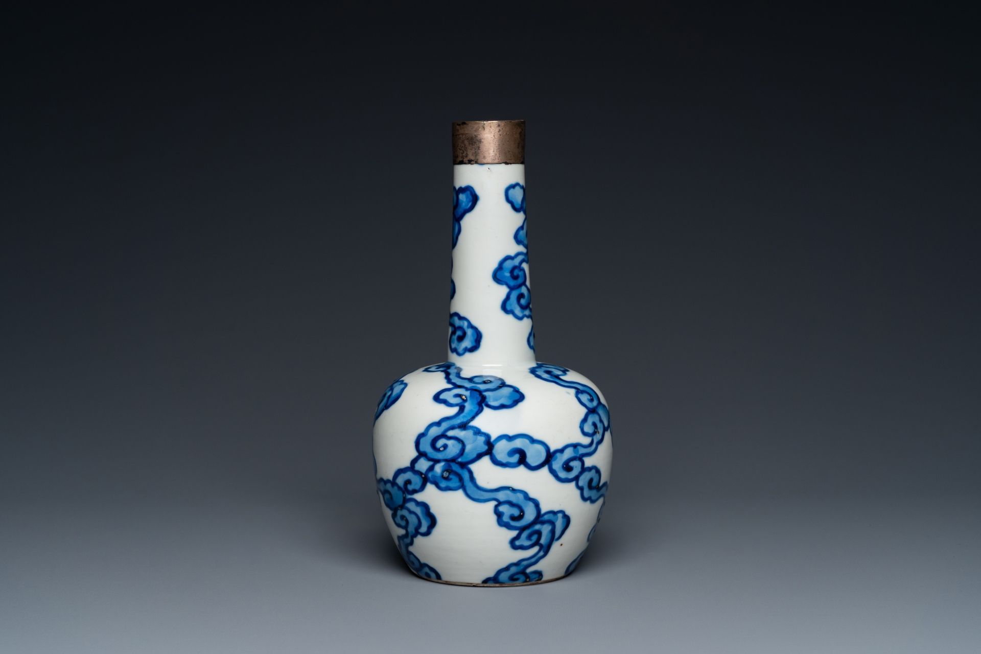 A Chinese blue and white 'Bleu de Hue' vase for the Vietnamese market, Tho mark, 18/19th C. - Image 2 of 18