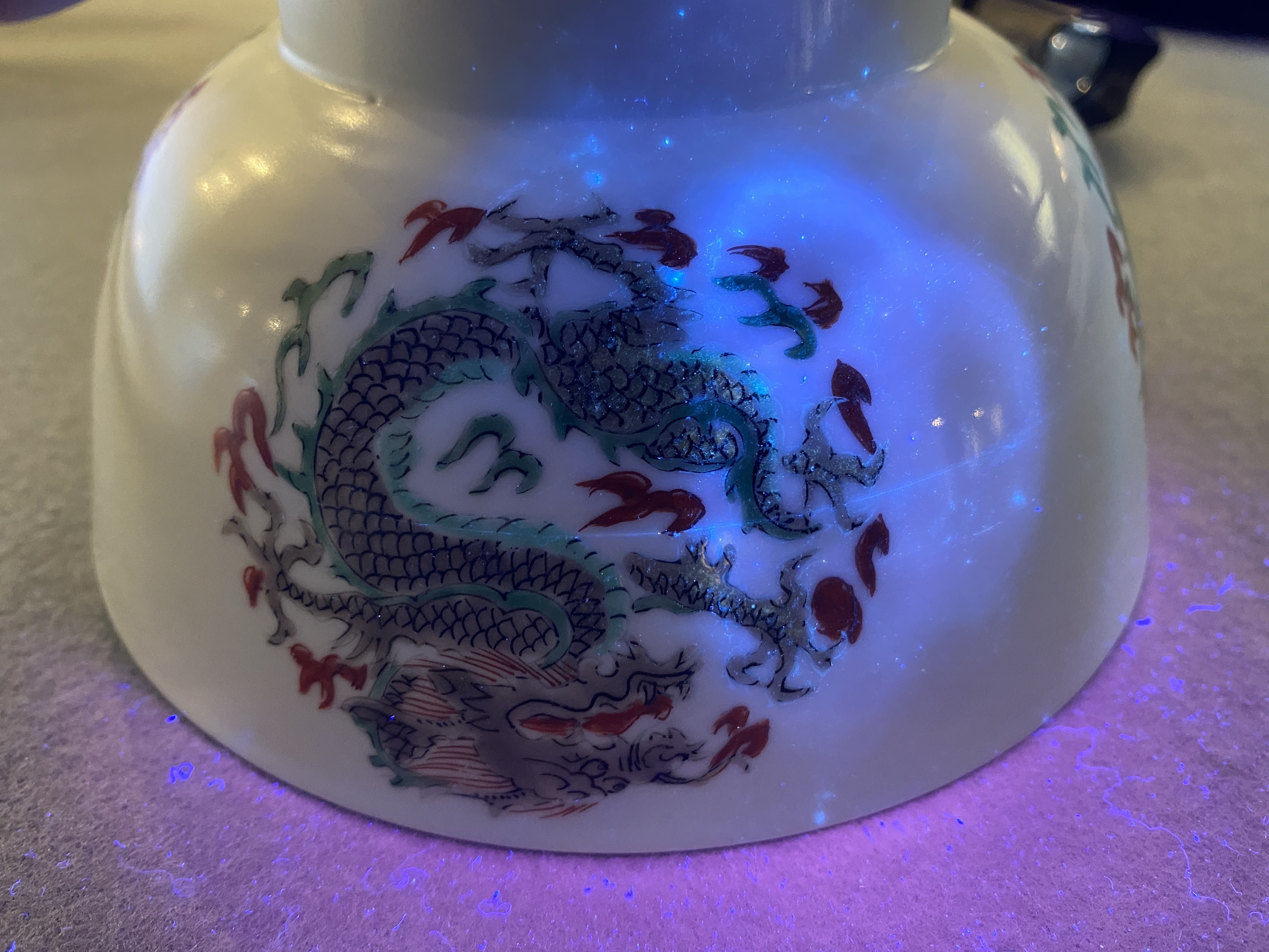 A rare Chinese famille verte 'dragon' bowl, Chenghua mark, Kangxi - Image 23 of 24