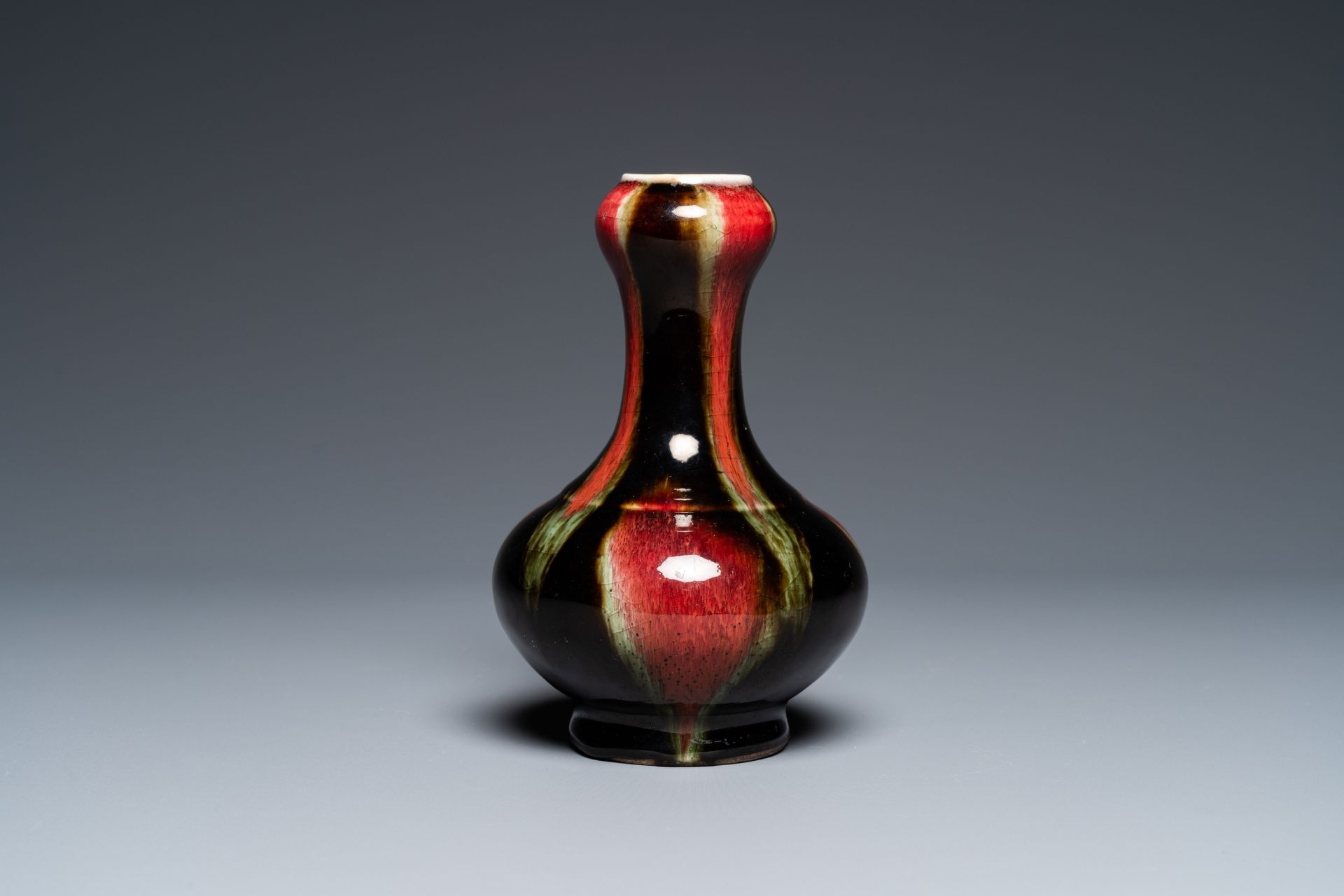 A Chinese flambŽ-glazed garlic head vase, 19th C. - Bild 3 aus 18