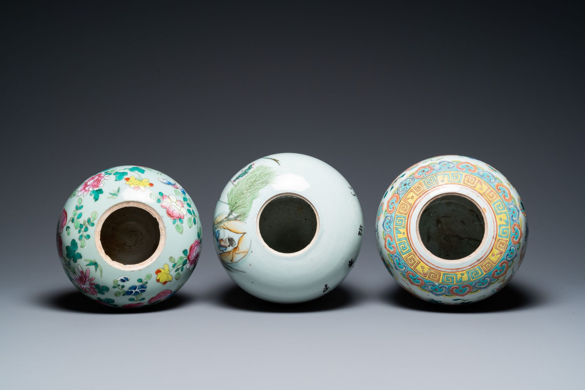 Three Chinese famille rose vases, two famille verte vases and a dish, 19/20th C. - Bild 8 aus 57