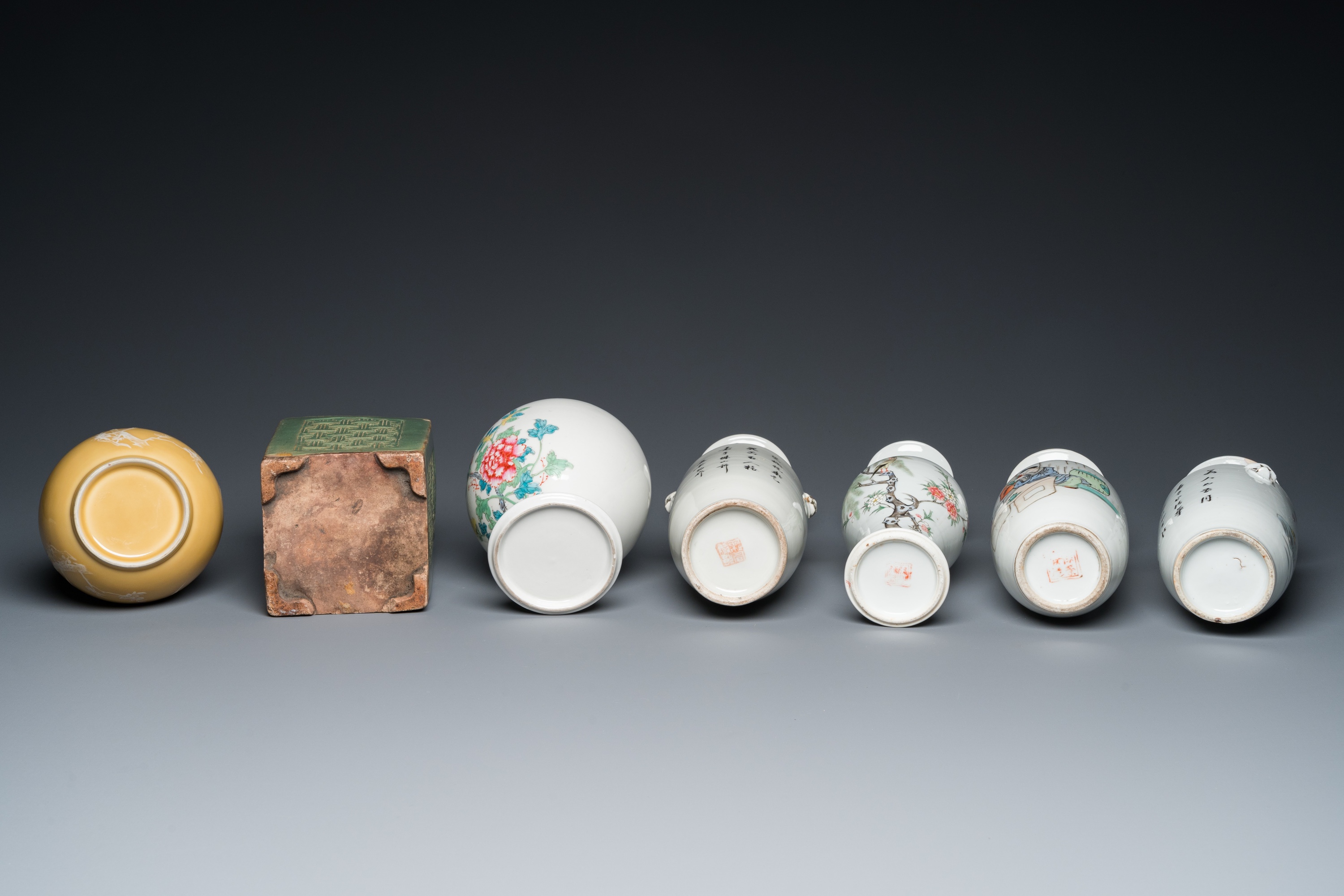 A varied collection of Chinese famille rose and monochrome wares, 18/20th C. - Image 7 of 15