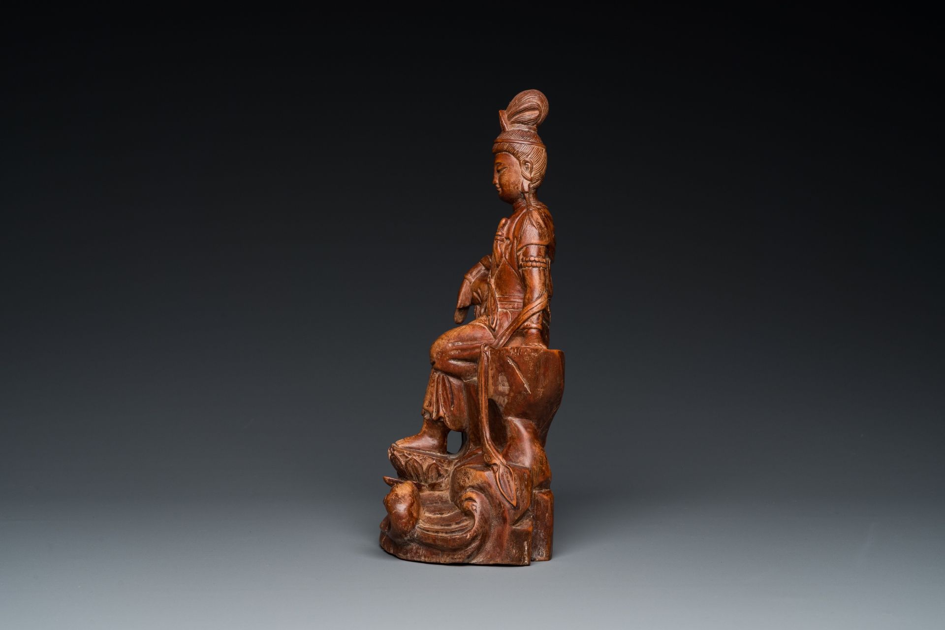 A Chinese wood sculpture of the seated Tara, 19th C. - Image 3 of 7