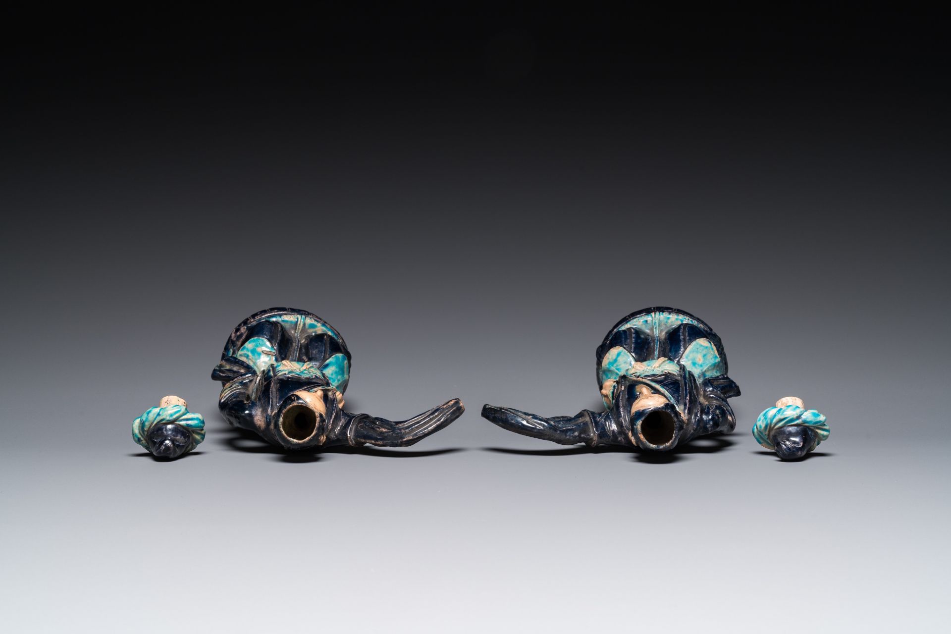 A pair of Chinese fahua ewers and covers in the shape of Sogdian merchants, 17th C. - Image 5 of 7