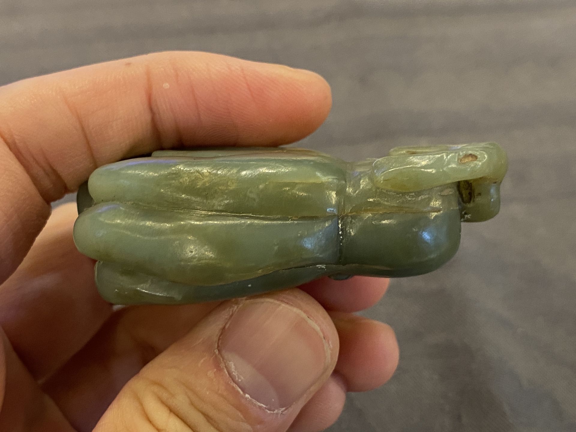 A Chinese white jade snuff bottle and a green jade 'Buddha hand' pendant, Qing - Image 17 of 21
