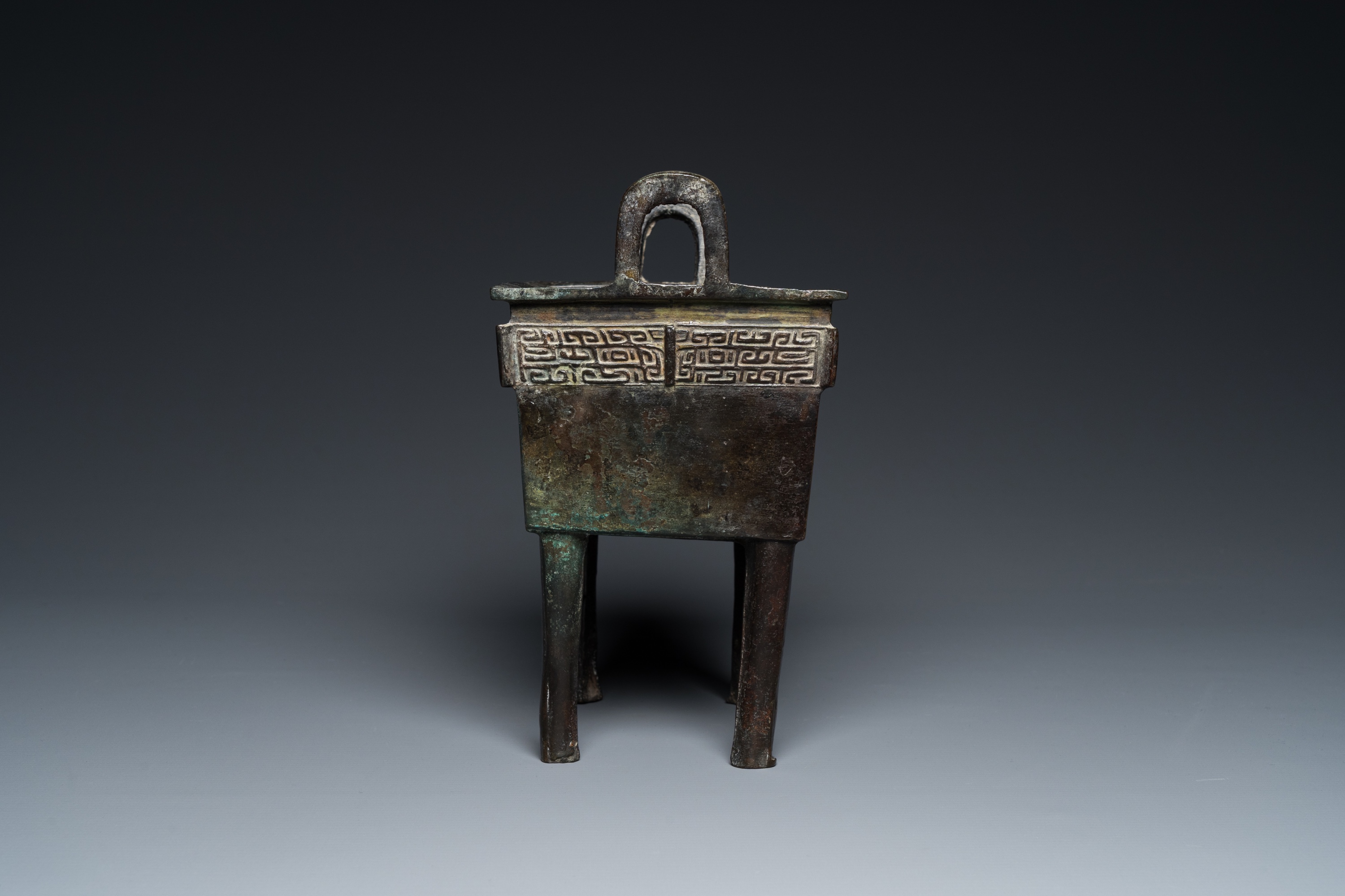 A rare Chinese archaistic bronze 'Fang Ding' ritual food vessel with inscription, Song or earlier - Image 3 of 19