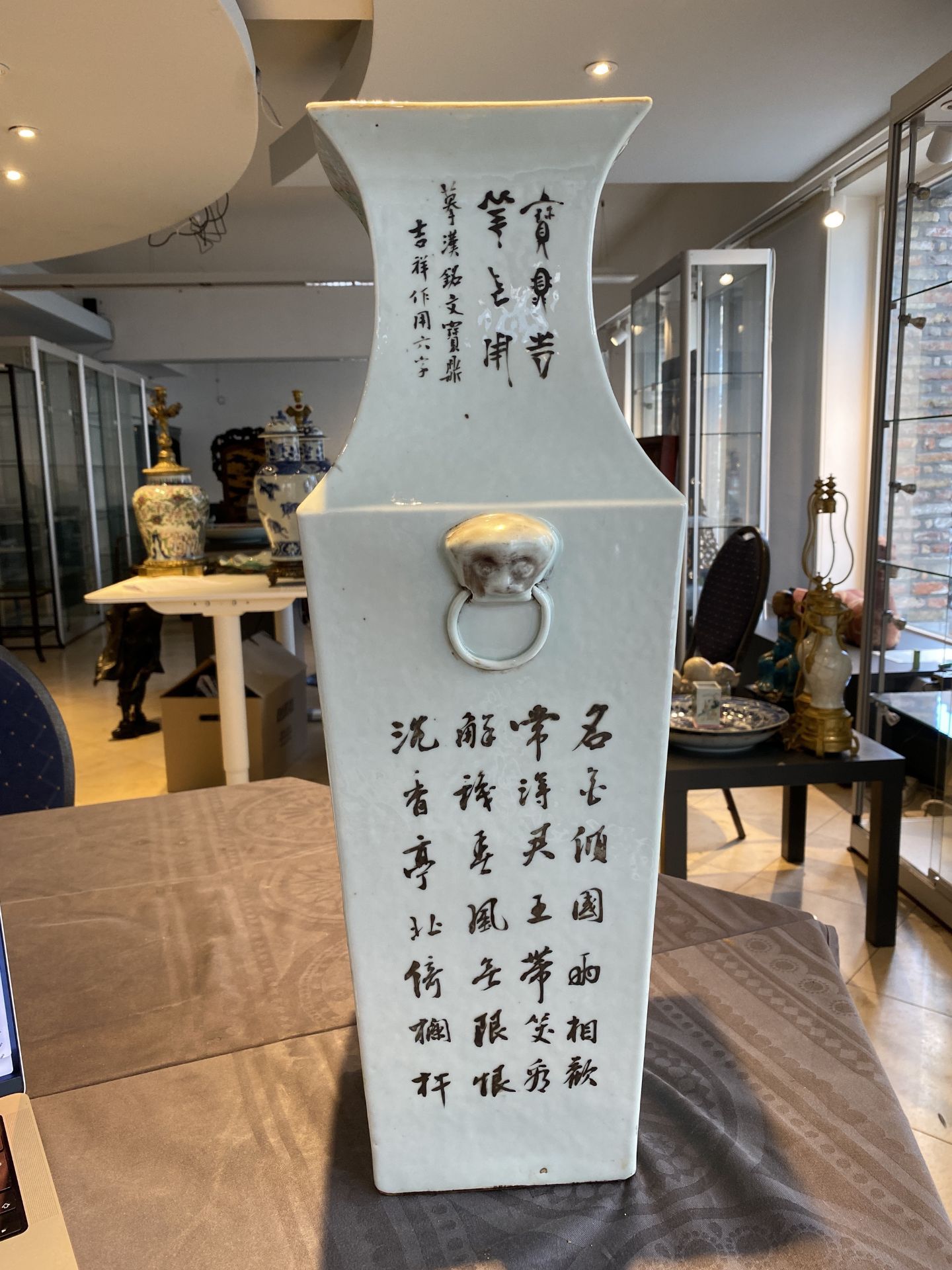 A square Chinese qianjiang cai vase, signed You Wanchun ___, 19/20th C. - Bild 12 aus 18