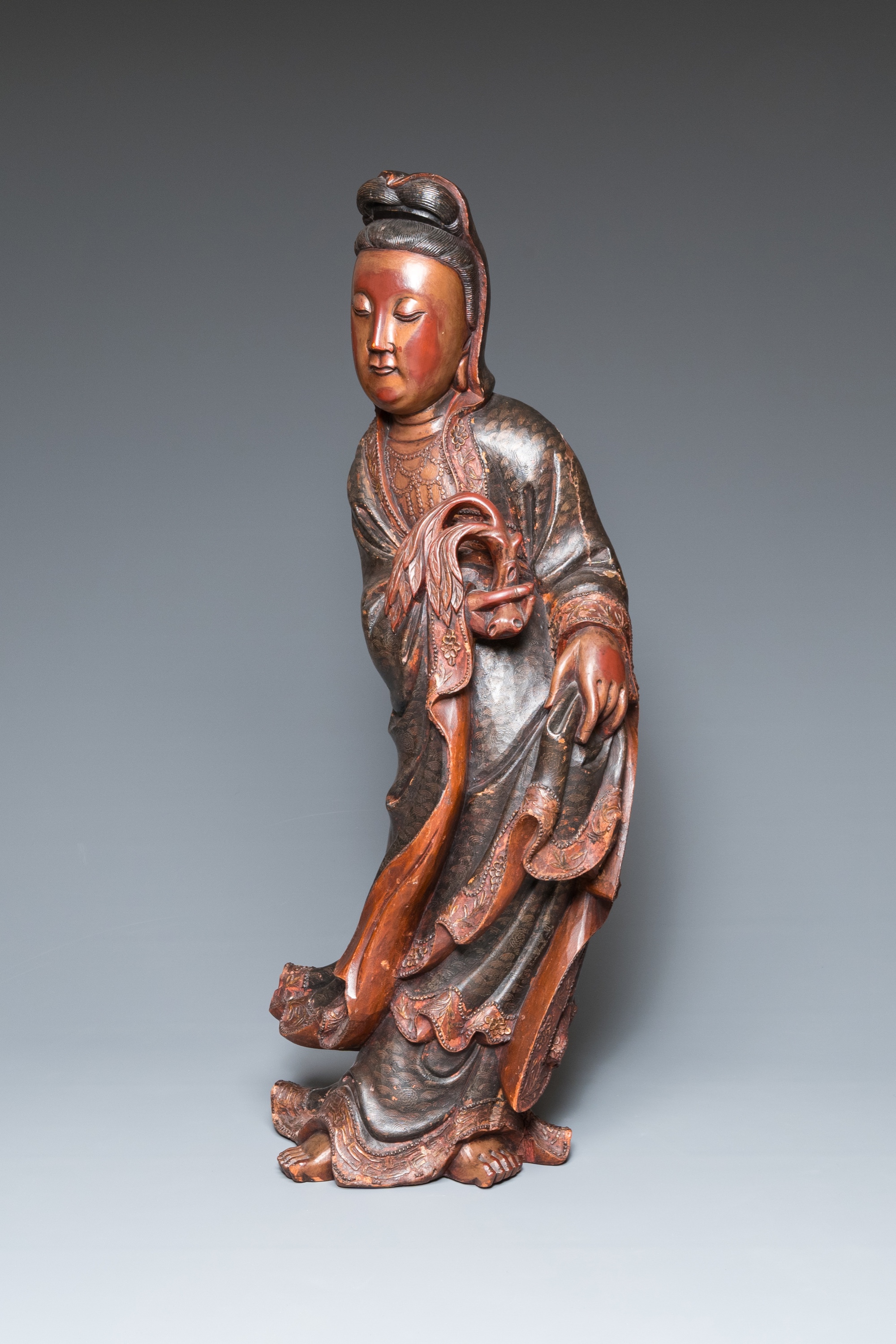 A large Chinese gilt-lacquered wood figure of Guanyin on a carved wooden stand, 17th C. - Image 2 of 9