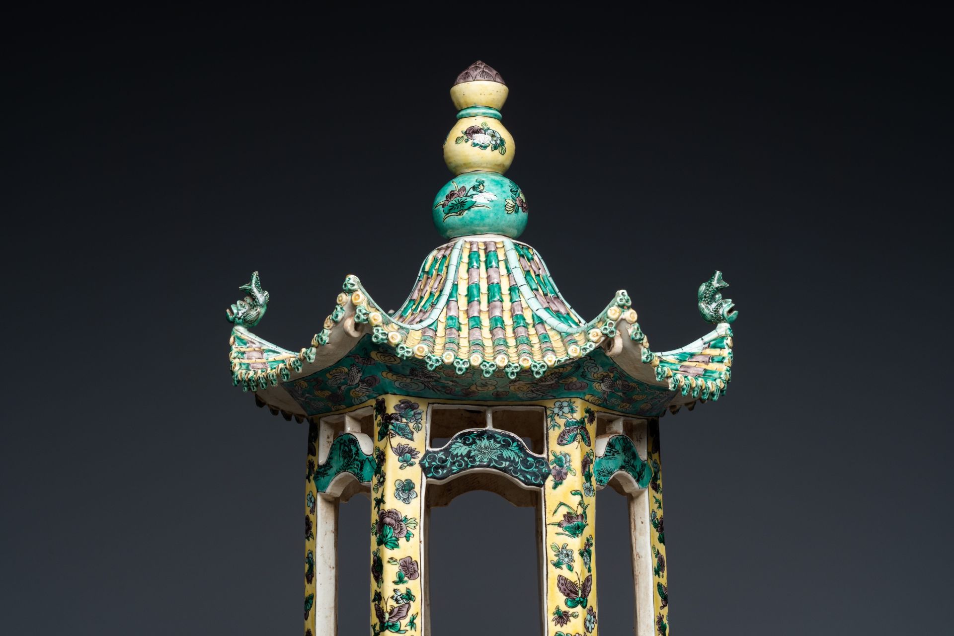 A rare Chinese verte biscuit pagoda on stand, 19th C. - Image 7 of 9