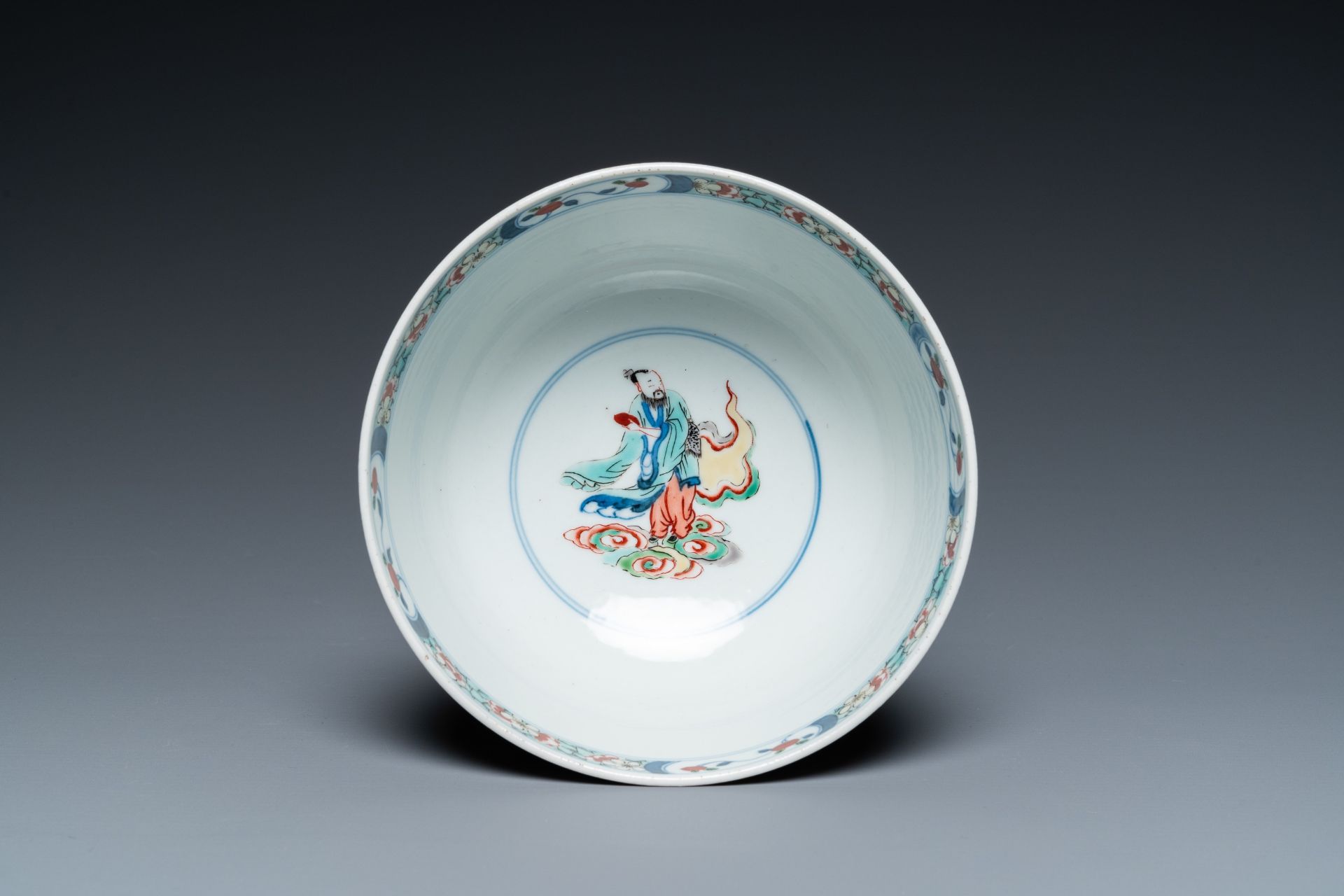 A Chinese famille verte 'immortals' bowl, Chenghua mark, 19/20th C. - Image 6 of 17