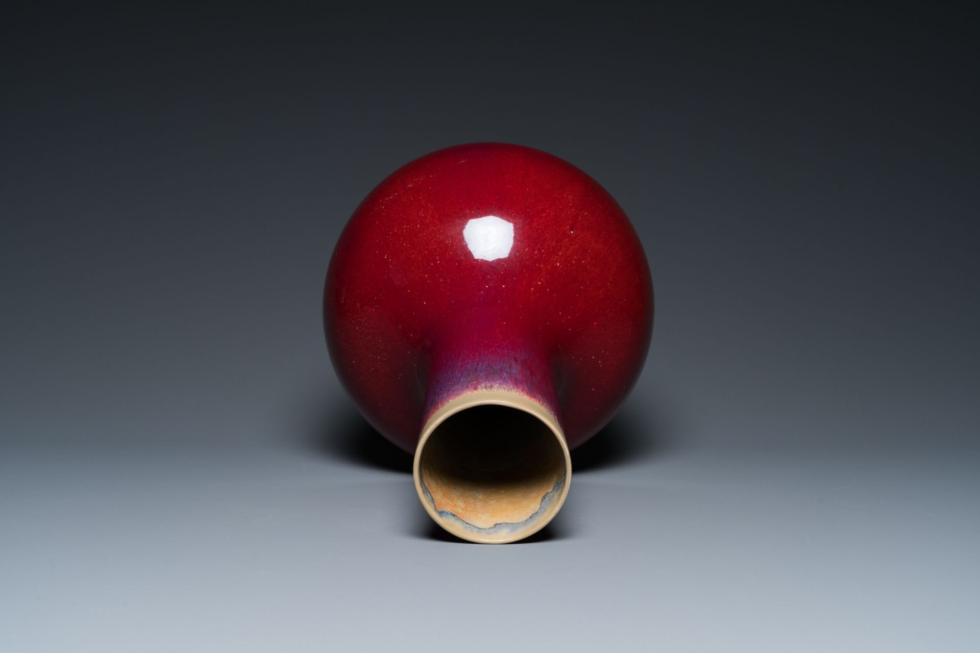A Chinese flambŽ-glazed bottle vase, 19th C. - Bild 5 aus 19