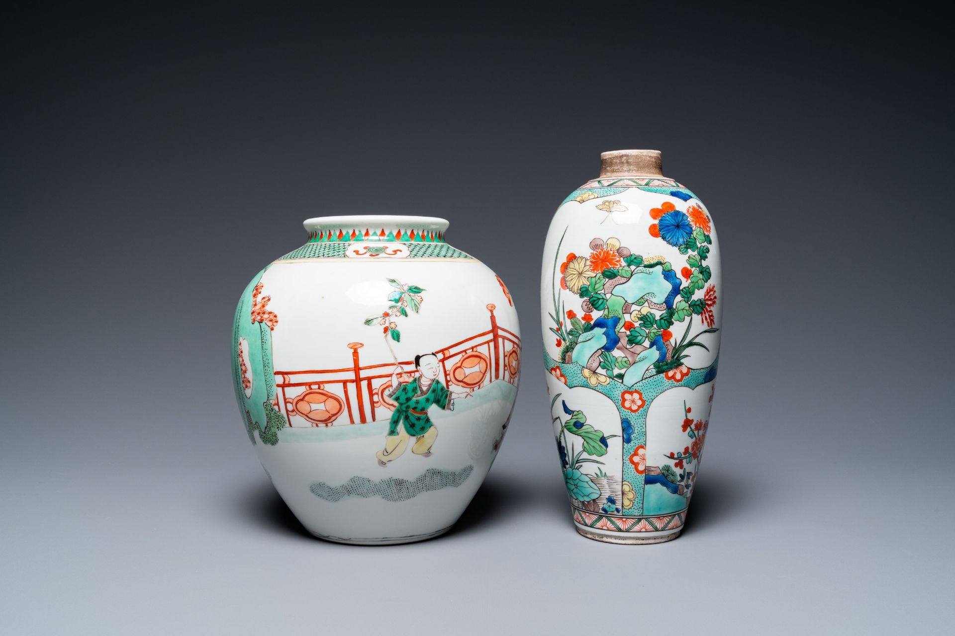 Three Chinese famille rose vases, two famille verte vases and a dish, 19/20th C. - Bild 14 aus 57