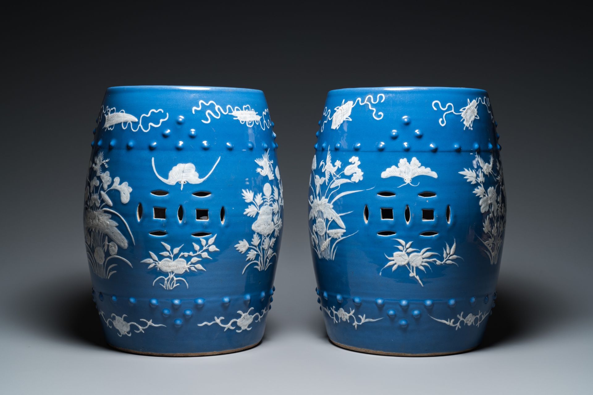 A pair of Chinese white slip-decorated blue-ground garden seats, 19th C. - Bild 4 aus 7