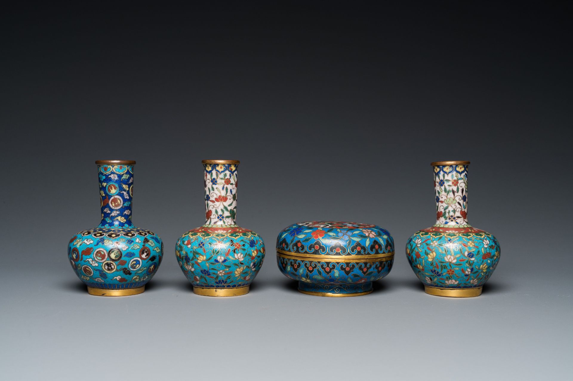 Three Chinese cloisonnŽ vases and a covered box, 19/20th C. - Image 2 of 7