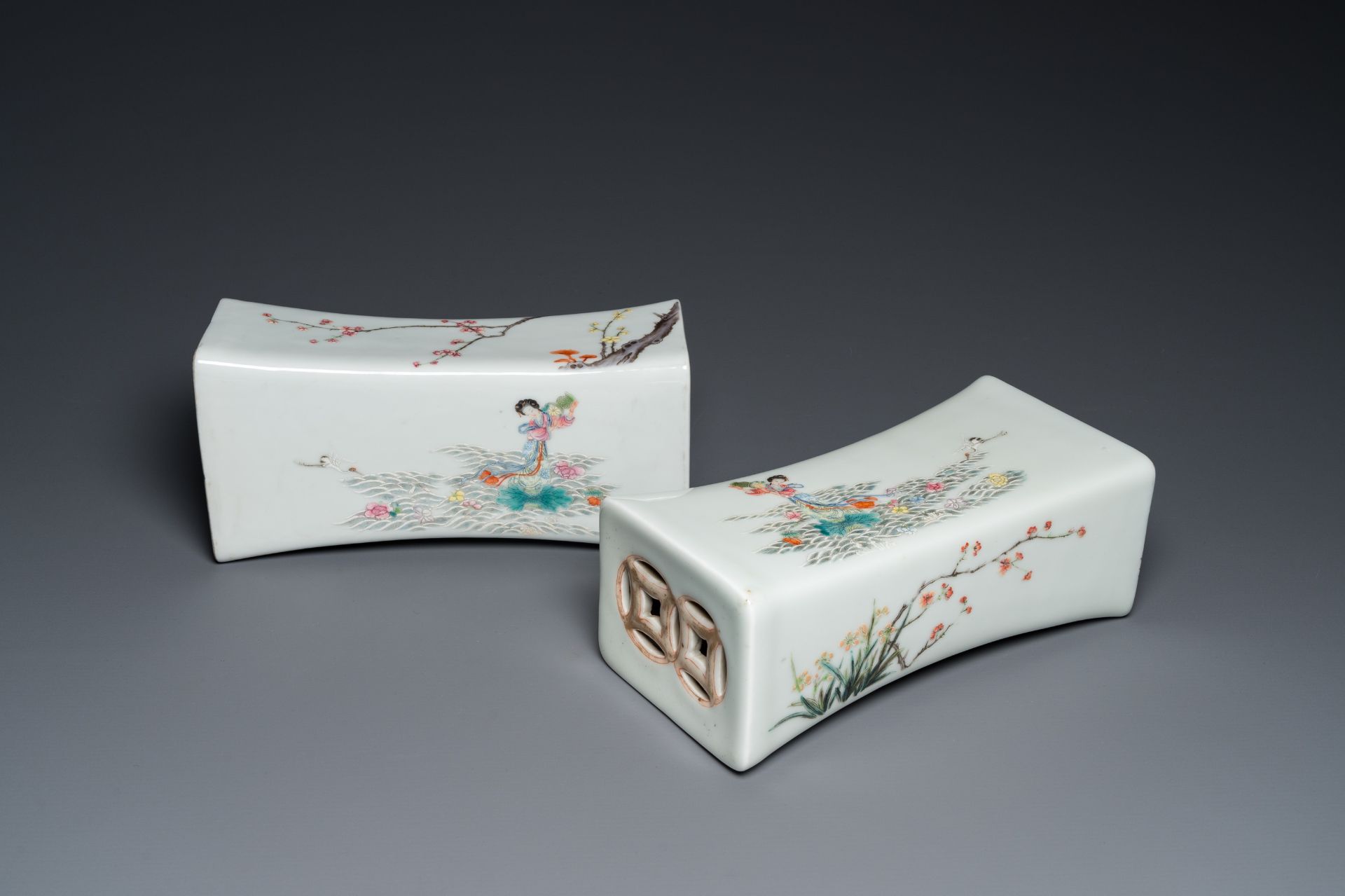 A pair of Chinese famille rose neck rests, Republic - Bild 2 aus 8