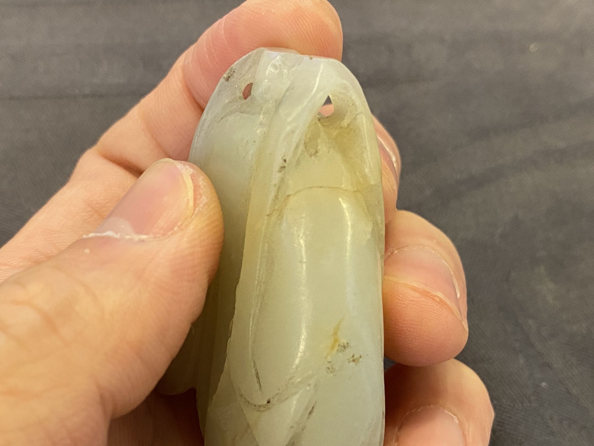 A Chinese white jade snuff bottle and a green jade 'Buddha hand' pendant, Qing - Image 12 of 21
