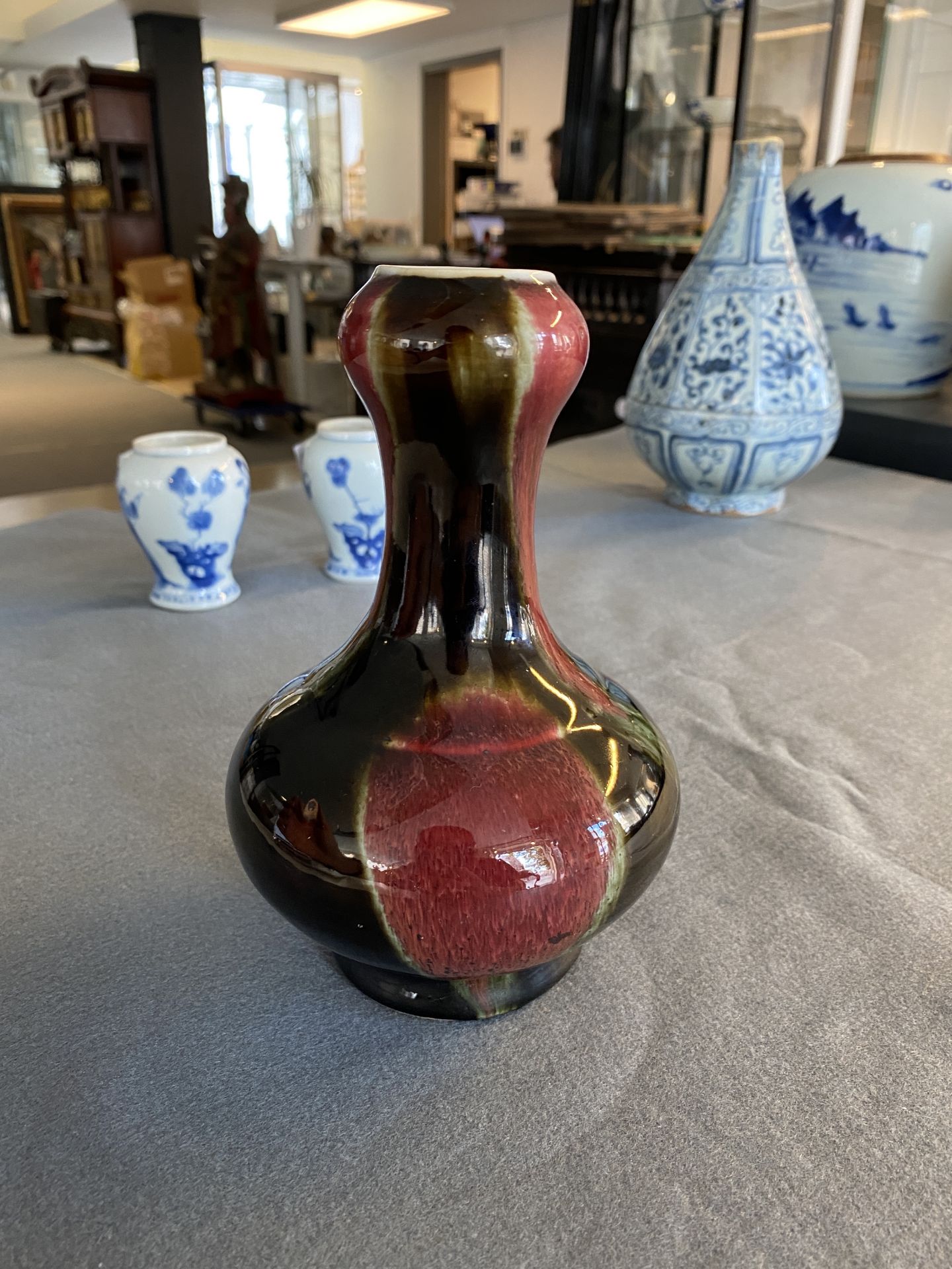 A Chinese flambŽ-glazed garlic head vase, 19th C. - Bild 8 aus 18