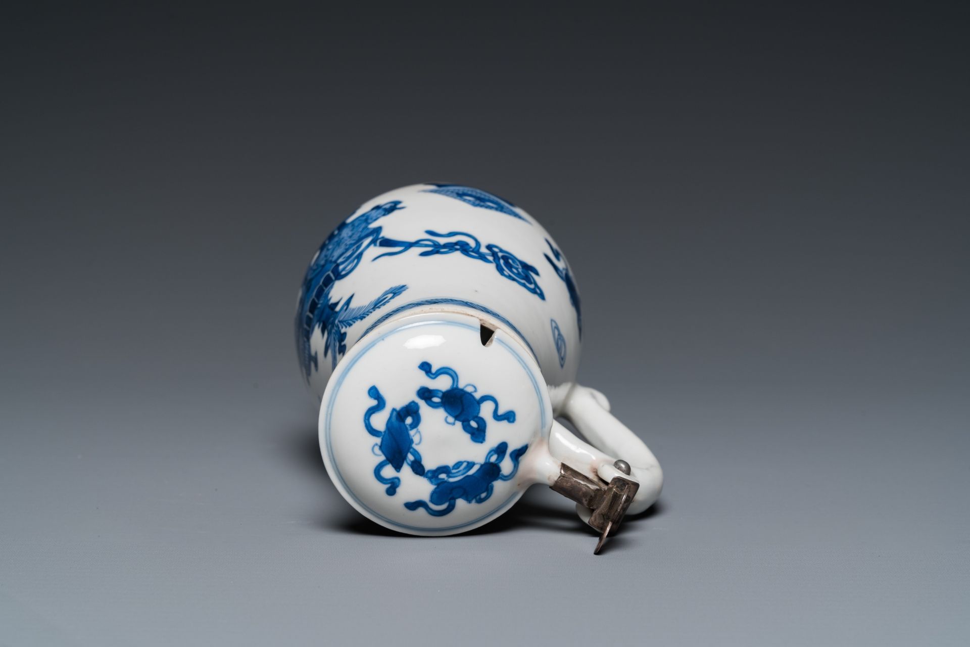 A Chinese silver-mounted blue and white mustard jar and cover, Kangxi - Bild 7 aus 8