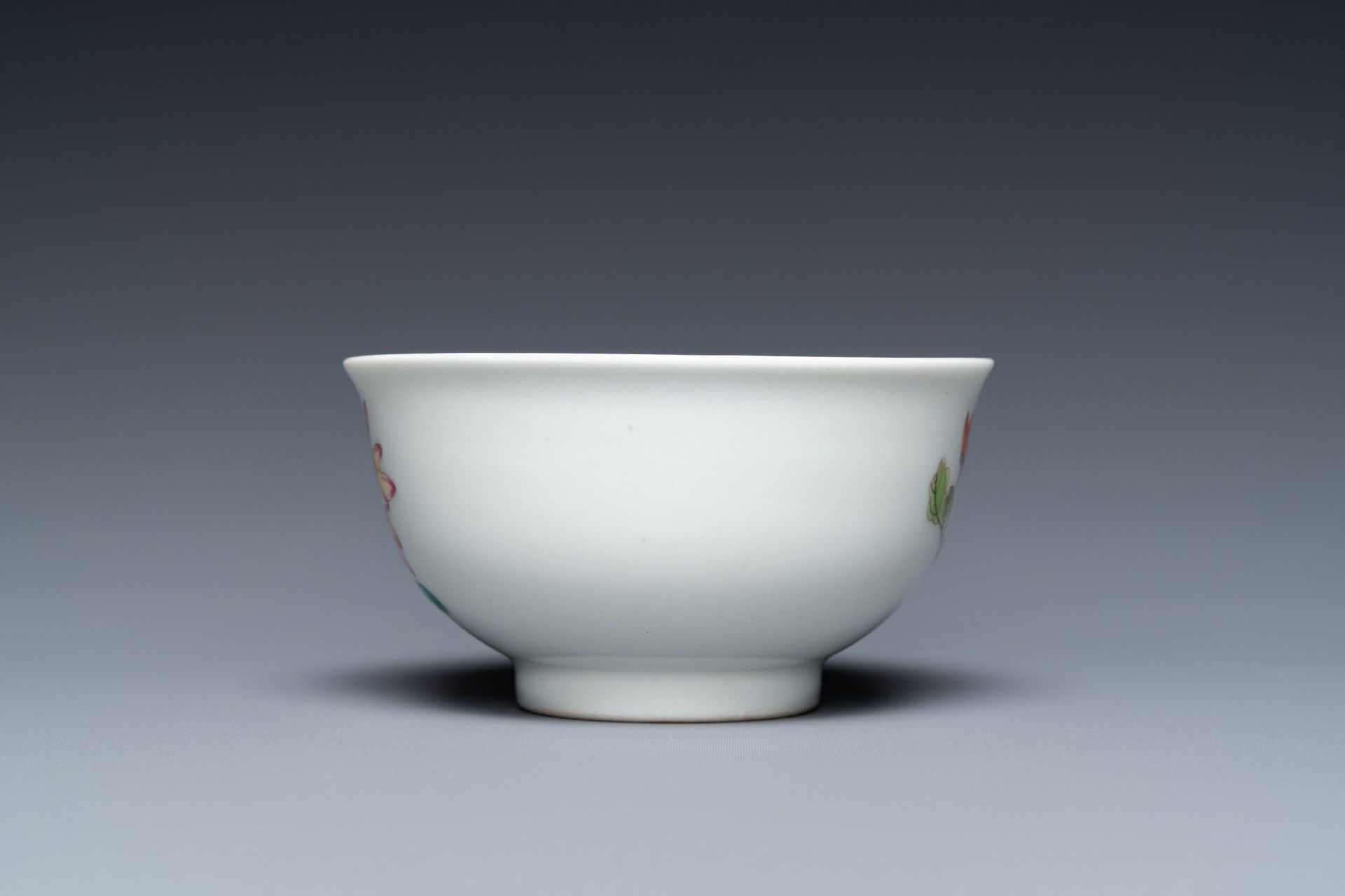 A Chinese famille rose cup with floral design, Yongzheng mark, 20th C. - Bild 4 aus 14