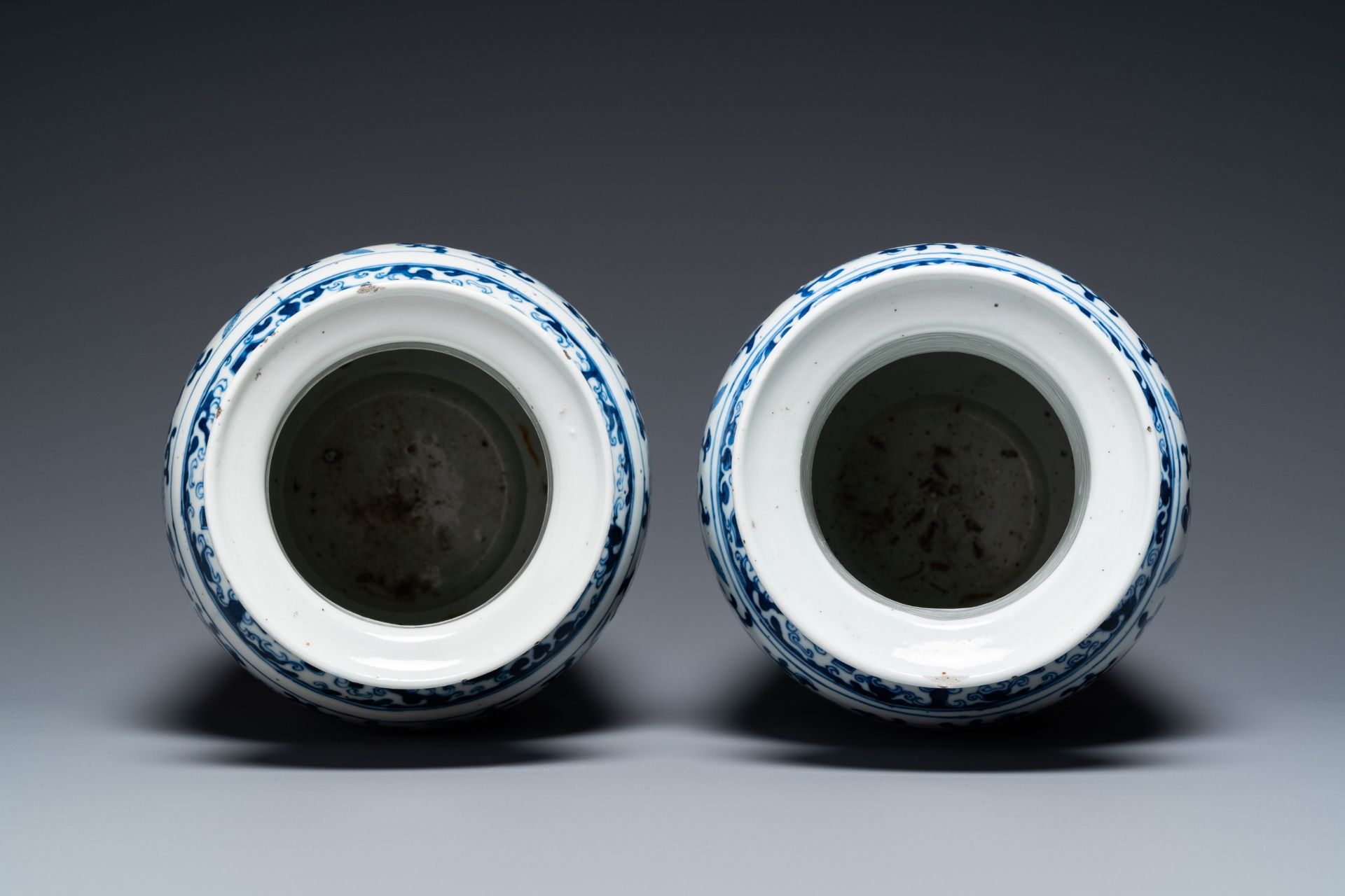 A pair of Chinese blue and white 'phoenix' vases, Kangxi mark, 19th C. - Image 5 of 30