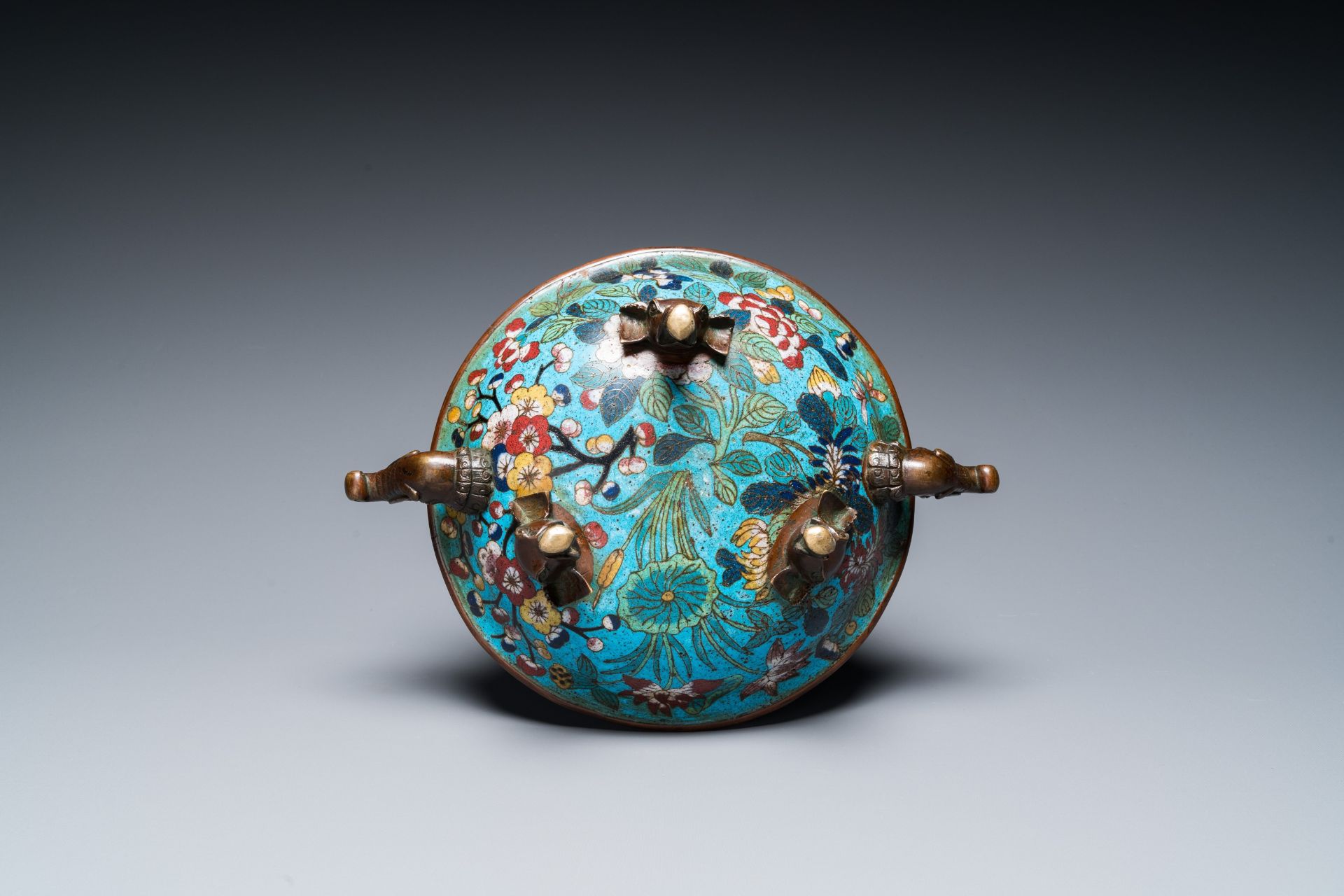 A Chinese cloisonnŽ tripod 'phoenix' bowl with elephant head handles, Qianlong/Jiaqing - Image 7 of 7