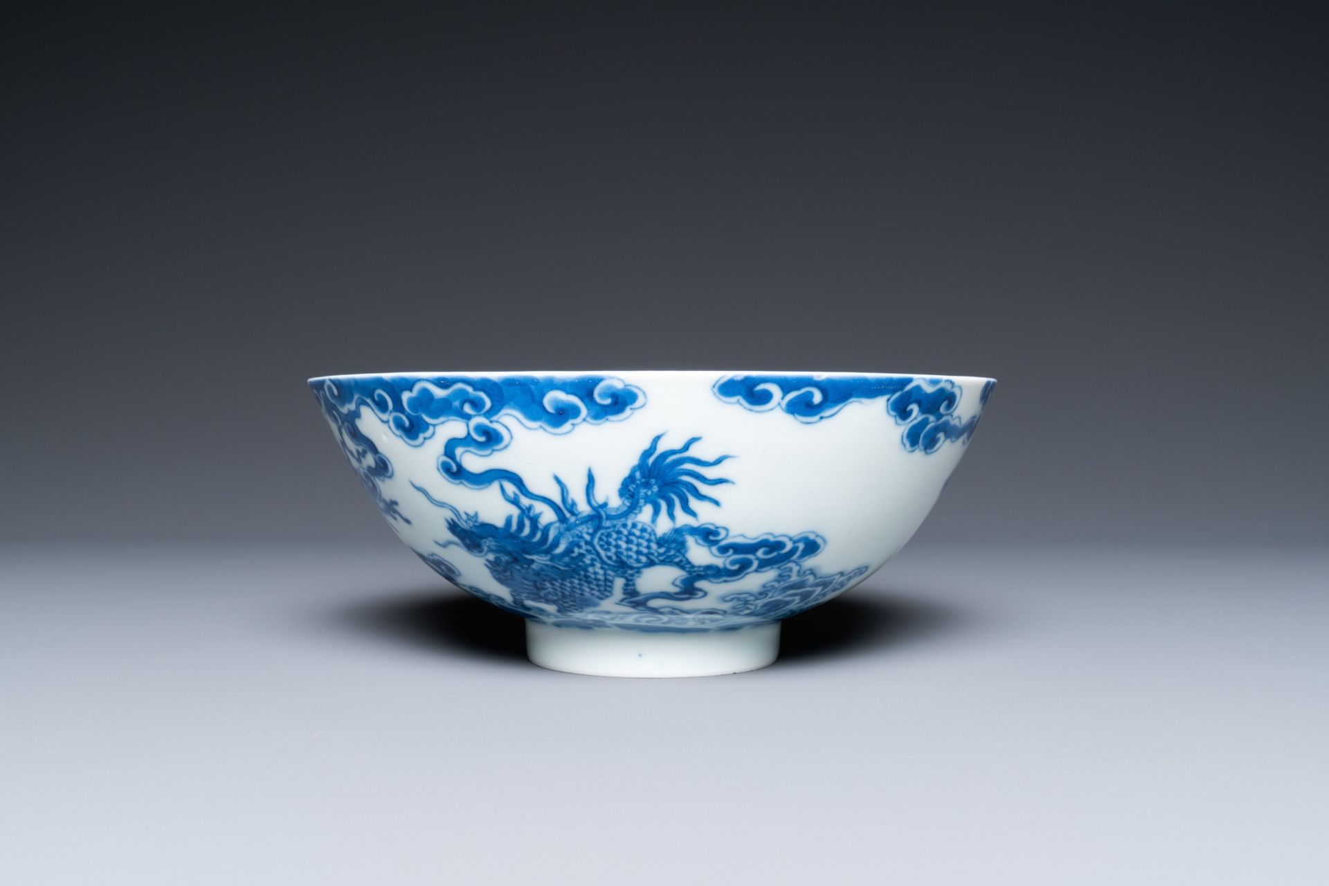 A Chinese blue and white 'Bleu de Hue' bowl for the Vietnamese market, reign of Tu Duc, late 19th C. - Image 5 of 13