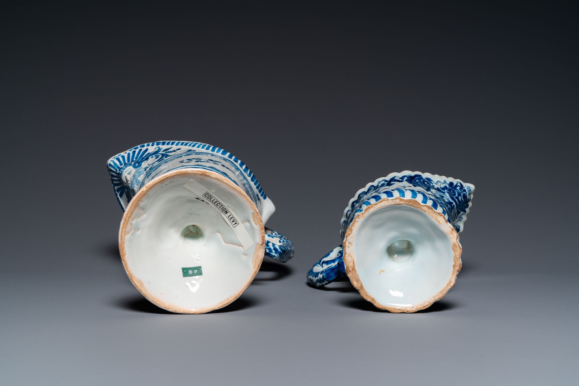 Two blue and white French faience helmet-shaped jugs, Rouen and Nevers, 18th C. - Bild 7 aus 7