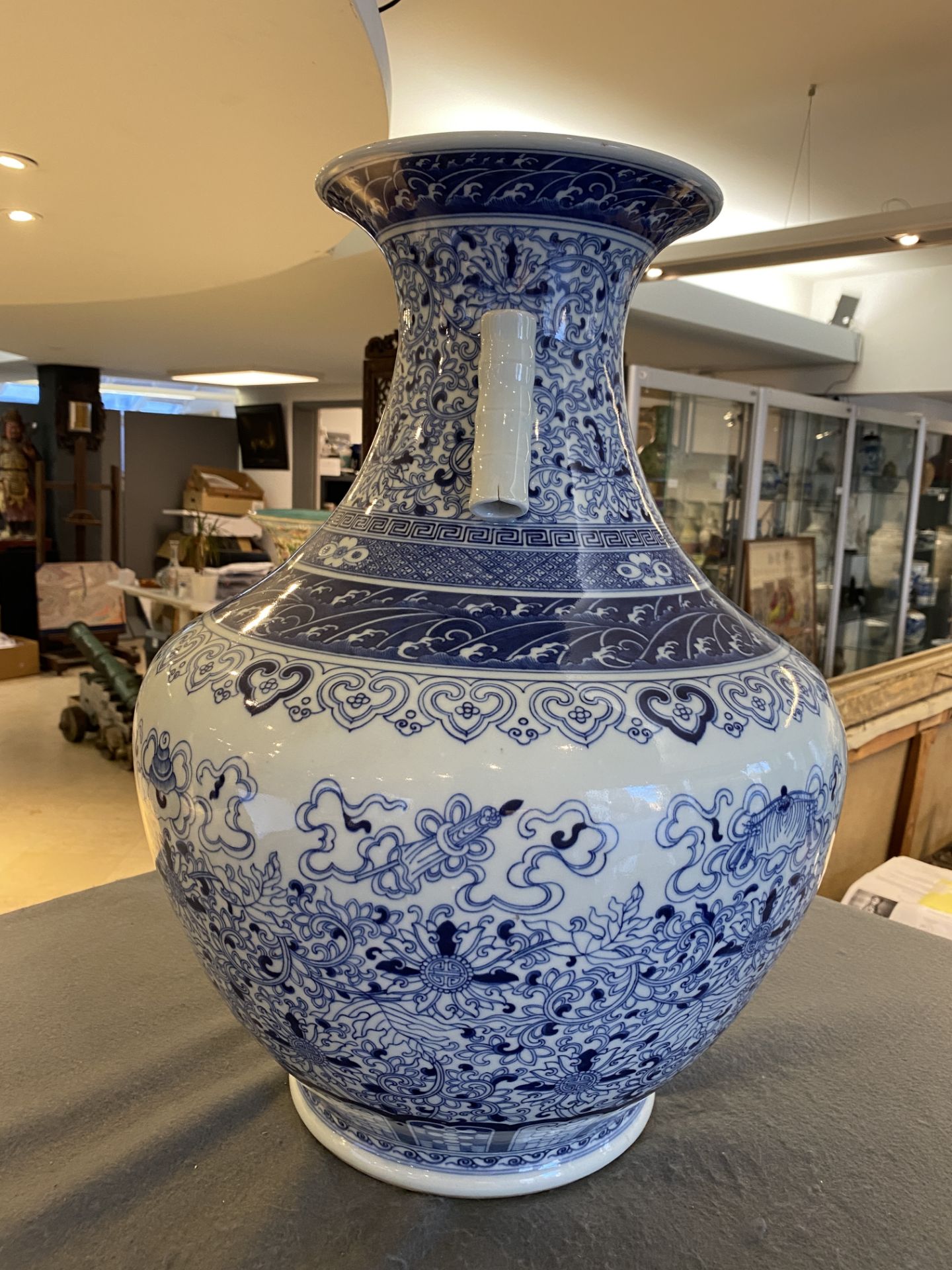 A large Chinese blue and white 'hu' vase with bajixiang design, Qianlong mark, Republic - Bild 8 aus 16