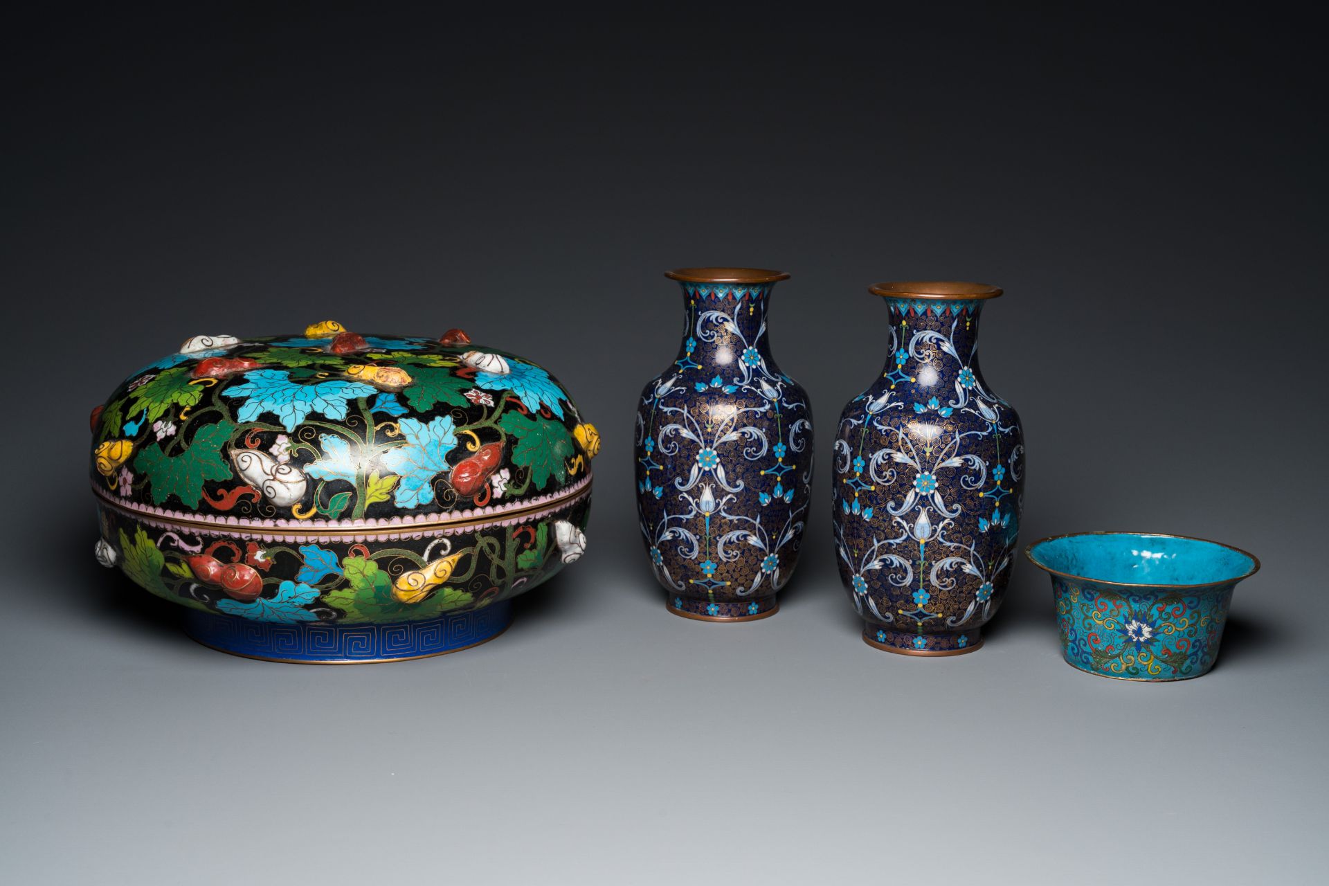 A pair of Chinese cloisonnŽ vases, a large covered box and a bowl, 19/20th C.