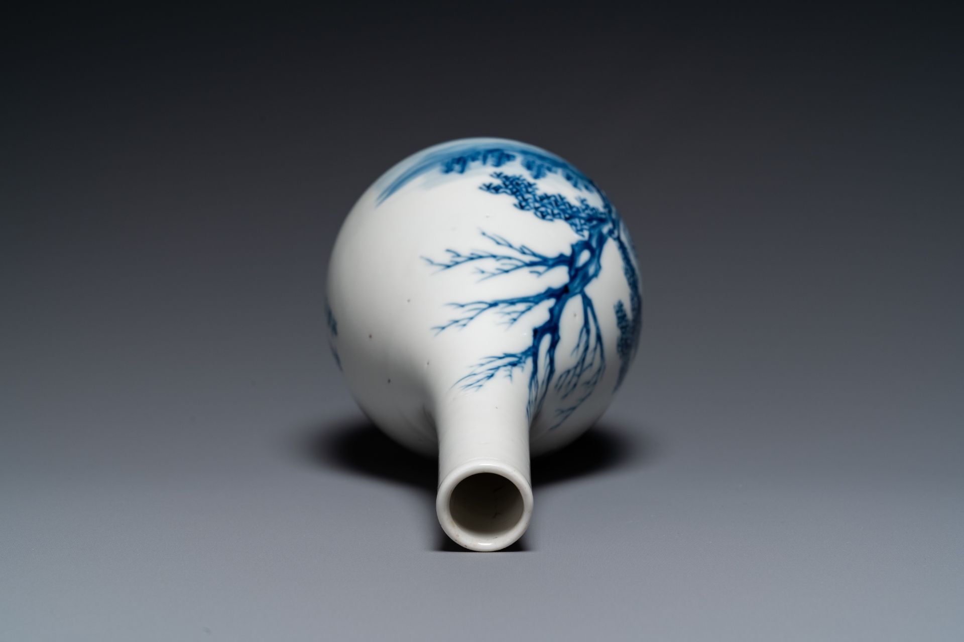 A Chinese blue and white 'Bleu de Hue' bottle vase for the Vietnamese market, Tho mark, 19th C. - Image 6 of 15