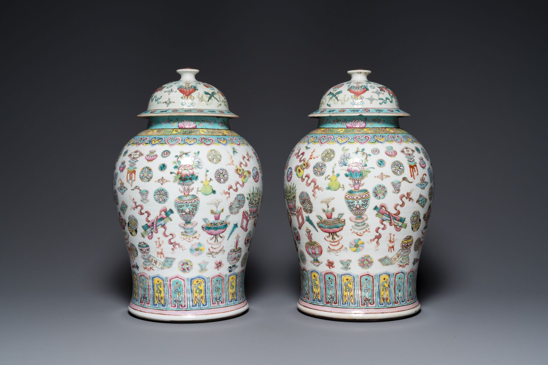 A pair of Chinese famille rose 'antiquities' vases and covers, 19th C. - Bild 2 aus 8